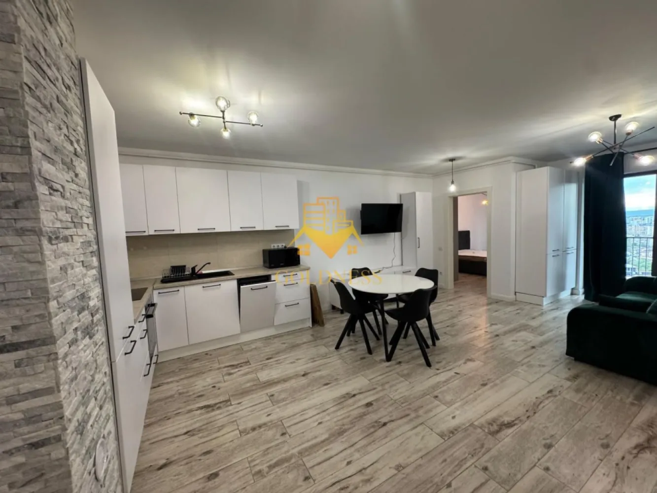3 camere, modern, bloc nou, terasa,2 parcari, et 14, Zorilor Zona LIDL - GOLDNESS Imobiliare vă propune spre închiriere un apartament cu 3 camere complet mobilat și utilat, la etajul 5 într-un imobil de 15 etaje, în cartierul Zorilor. Apartamentul este compartimentat astfel:
 - dormitor cu pat matrimonial, dressing, noptiere
 - dormitor cu pat matrimonial, dulap pentru haine
 - living cu bucatarie open-space complet utilată, canapea extensibla, loc de servit masa 
 - baie cu cana, calorifer port prosop inox și dulap pentru depozitare.
 - 2 terase de 10 mp.

Imobilul este dotat cu toate cele necesare - centrală proprie, mașină de spălat haine, frigider, plită electrică, hotă, TV, etc. 
Se află în apropierea stațiilor de transport în comun, magazine, restaurante, spații verzi, farmacii, etc. 
Dispune de loc de parcare subterana!
