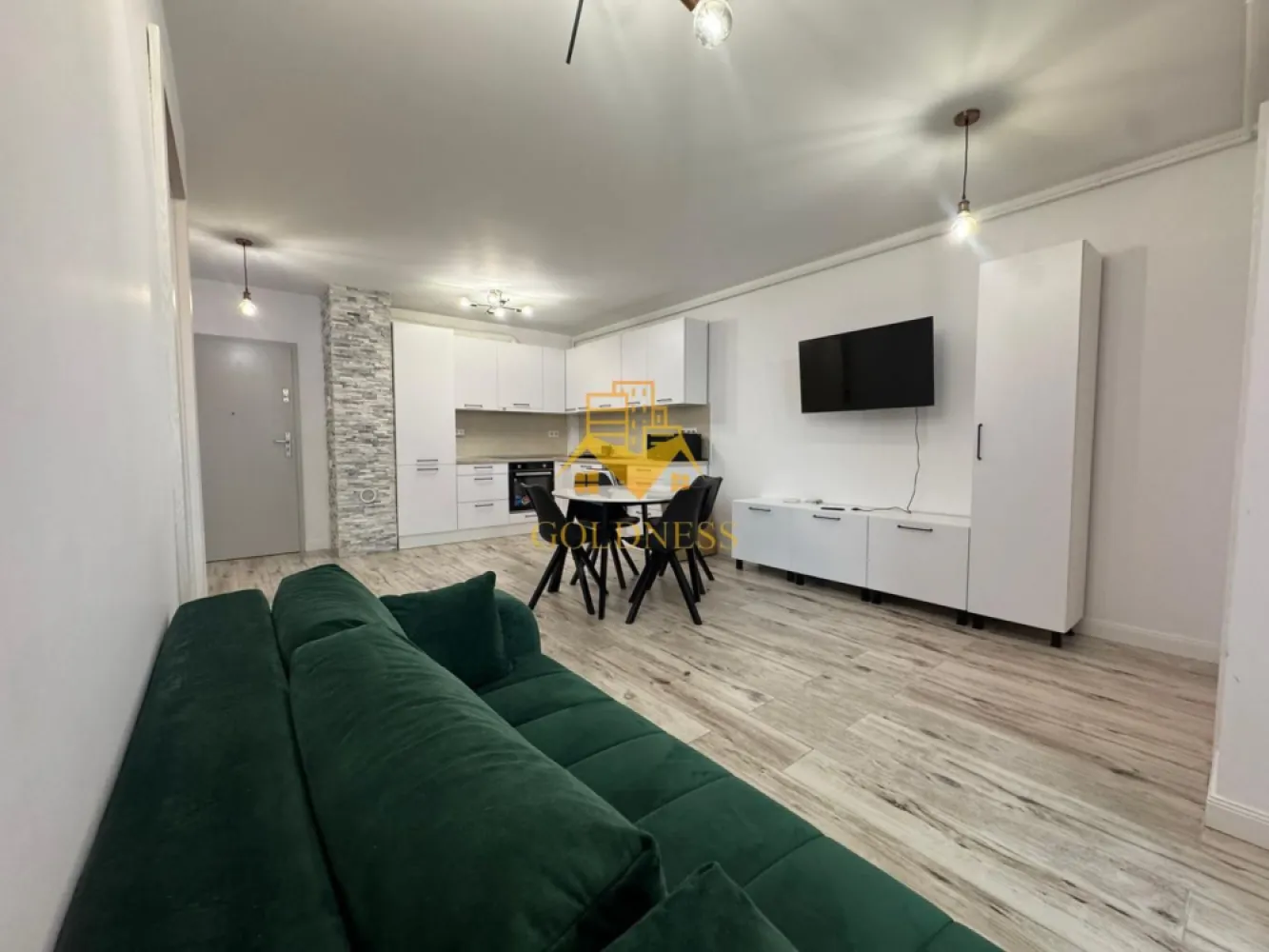3 camere, modern, bloc nou, terasa,2 parcari, et 14, Zorilor Zona LIDL - GOLDNESS Imobiliare vă propune spre închiriere un apartament cu 3 camere complet mobilat și utilat, la etajul 5 într-un imobil de 15 etaje, în cartierul Zorilor. Apartamentul este compartimentat astfel:
 - dormitor cu pat matrimonial, dressing, noptiere
 - dormitor cu pat matrimonial, dulap pentru haine
 - living cu bucatarie open-space complet utilată, canapea extensibla, loc de servit masa 
 - baie cu cana, calorifer port prosop inox și dulap pentru depozitare.
 - 2 terase de 10 mp.

Imobilul este dotat cu toate cele necesare - centrală proprie, mașină de spălat haine, frigider, plită electrică, hotă, TV, etc. 
Se află în apropierea stațiilor de transport în comun, magazine, restaurante, spații verzi, farmacii, etc. 
Dispune de loc de parcare subterana!