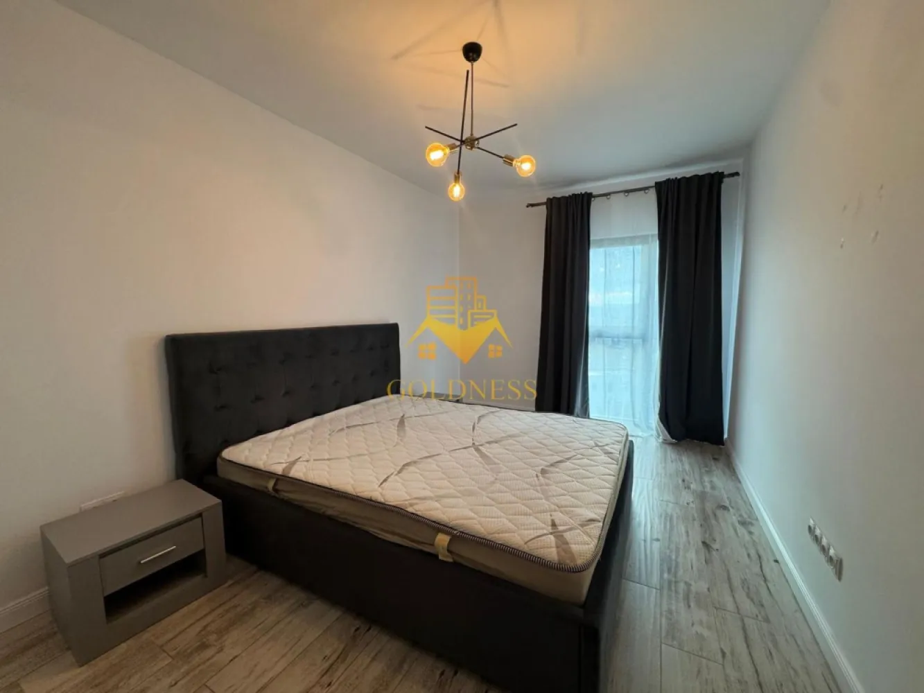 3 camere, modern, bloc nou, terasa,2 parcari, et 14, Zorilor Zona LIDL - GOLDNESS Imobiliare vă propune spre închiriere un apartament cu 3 camere complet mobilat și utilat, la etajul 5 într-un imobil de 15 etaje, în cartierul Zorilor. Apartamentul este compartimentat astfel:
 - dormitor cu pat matrimonial, dressing, noptiere
 - dormitor cu pat matrimonial, dulap pentru haine
 - living cu bucatarie open-space complet utilată, canapea extensibla, loc de servit masa 
 - baie cu cana, calorifer port prosop inox și dulap pentru depozitare.
 - 2 terase de 10 mp.

Imobilul este dotat cu toate cele necesare - centrală proprie, mașină de spălat haine, frigider, plită electrică, hotă, TV, etc. 
Se află în apropierea stațiilor de transport în comun, magazine, restaurante, spații verzi, farmacii, etc. 
Dispune de loc de parcare subterana!