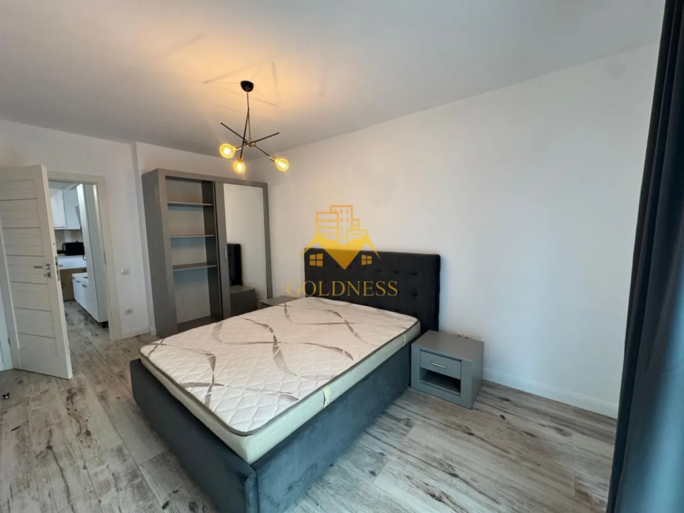3 camere, modern, bloc nou, terasa,2 parcari, et 14, Zorilor Zona LIDL - GOLDNESS Imobiliare vă propune spre închiriere un apartament cu 3 camere complet mobilat și utilat, la etajul 5 într-un imobil de 15 etaje, în cartierul Zorilor. Apartamentul este compartimentat astfel:
 - dormitor cu pat matrimonial, dressing, noptiere
 - dormitor cu pat matrimonial, dulap pentru haine
 - living cu bucatarie open-space complet utilată, canapea extensibla, loc de servit masa 
 - baie cu cana, calorifer port prosop inox și dulap pentru depozitare.
 - 2 terase de 10 mp.

Imobilul este dotat cu toate cele necesare - centrală proprie, mașină de spălat haine, frigider, plită electrică, hotă, TV, etc. 
Se află în apropierea stațiilor de transport în comun, magazine, restaurante, spații verzi, farmacii, etc. 
Dispune de loc de parcare subterana!
