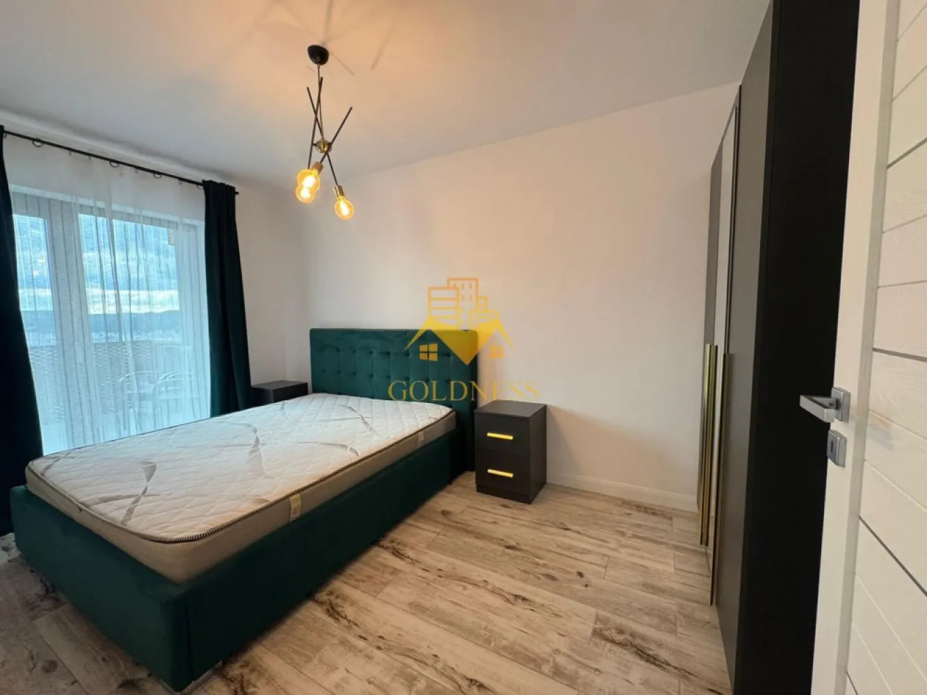 3 camere, modern, bloc nou, terasa,2 parcari, et 14, Zorilor Zona LIDL - GOLDNESS Imobiliare vă propune spre închiriere un apartament cu 3 camere complet mobilat și utilat, la etajul 5 într-un imobil de 15 etaje, în cartierul Zorilor. Apartamentul este compartimentat astfel:
 - dormitor cu pat matrimonial, dressing, noptiere
 - dormitor cu pat matrimonial, dulap pentru haine
 - living cu bucatarie open-space complet utilată, canapea extensibla, loc de servit masa 
 - baie cu cana, calorifer port prosop inox și dulap pentru depozitare.
 - 2 terase de 10 mp.

Imobilul este dotat cu toate cele necesare - centrală proprie, mașină de spălat haine, frigider, plită electrică, hotă, TV, etc. 
Se află în apropierea stațiilor de transport în comun, magazine, restaurante, spații verzi, farmacii, etc. 
Dispune de loc de parcare subterana!
