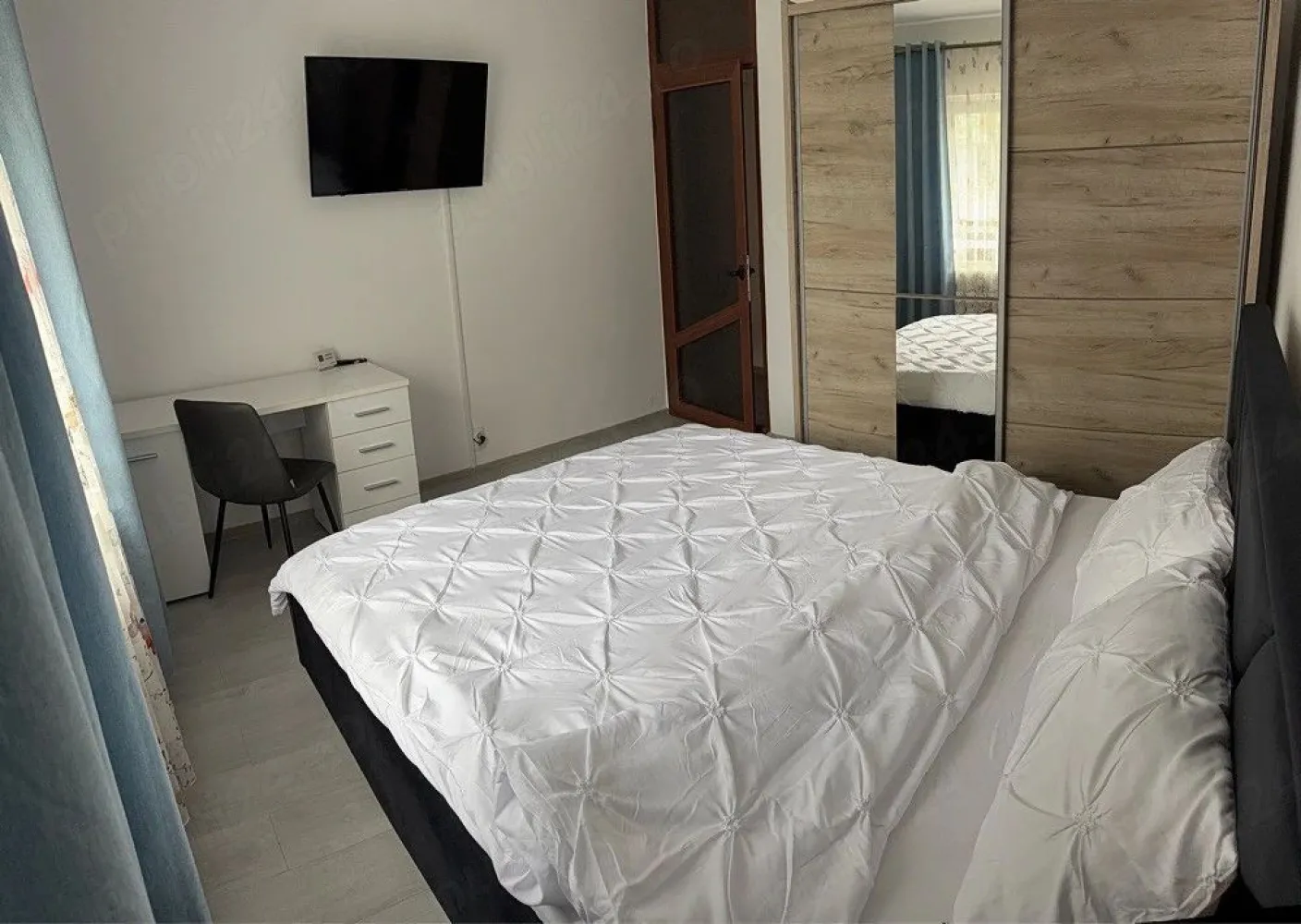De Inchiriat apartament spatios, Tiglina 3, 500 euro - Ofer spre închiriere apartament cu 2 camere, et. 2, situat în cartierul Tiglina 3, într-o zonă liniștită și foarte bine conectată la punctele de interes ale orașului.
Locuința are o suprafață generoasă de 60 mp și este compartimentată eficient, oferind un spațiu confortabil și luminos, ideal pentru un cuplu sau o persoană care își dorește confort și acces rapid către facilități urbane.
- Suprafață utilă: 60 mp
- Compartimentare practică și spațioasă
- Zonă apreciată și accesibilă
- Aproape de magazine, transport public, școli și alte facilități
Apartamentul este pregătit pentru mutare imediată.
Pret chirie 500 euro/luna.
La incheierea contractului de inchiriere chiriasul va achita o chirie de 500 euro, o garantie egala cu o chirie si comisionul agentiei imobiliare.
Pentru mai multe informații sau programarea unei vizionări, vă rog să mă contactați la nr. de telefon 0746.252.252 Liliana Ene.