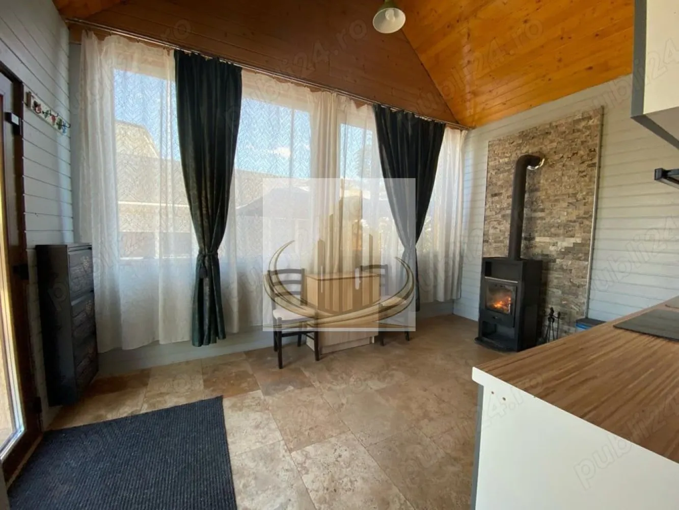 Casă Individuală | Teren 725 mp | Saună & Ciubăr | Proiect Duplex I - Grand Mobilis Imobiliare vă propune spre vânzare o proprietate deosebită, situată în Dumbrăvița, zona Cora, amplasată pe un teren generos de 725 mp, într-o zonă liniștită și în plină dezvoltare.

Proprietatea se remarcă prin terenul generos, construcția realizată cu materiale de calitate și potențialul investițional ridicat, fiind ideală atât pentru locuit, cât și pentru dezvoltare imobiliară.

📐 Detalii proprietate:
Teren: 725 mp
Casă individuală compartimentată astfel:
Bucătărie
Cameră
Baie
Dormitor la mansardă
🏢 Construcție & materiale premium:
Zidărie din cărămidă Porotherm
Izolație exterioară ignifugată de 10 cm
Tâmplărie Salamander cu sticlă tripan
Aparataj electric Gewiss
Tencuială decorativă Caparol
Acoperiș cu țiglă ceramică Tondach
⚙️ Utilități & dotări:
Curent electric
Apă din foraj
Fosă septică
Încălzire pe lemne + aer condiționat Daikin
Posibilitate de racordare la:
gaz
apă
canalizare

👉 Proprietatea beneficiază și de panouri solare de 6 kWh, contribuind la eficiența energetică și reducerea costurilor.

🌿 Beneficii suplimentare:
Garaj de 36 mp, construit din structură metalică și panouri sandwich
Terasă generoasă
Saună finlandeză
Ciubăr pentru 8 persoane – ideal pentru relaxare
Curte amenajată cu pomi decorativi
Front stradal recent amenajat
Stradă recent asfaltată
💼 Potențial investițional:

✔️ Proprietatea este ideală pentru un cuplu care își dorește liniște și spațiu verde
✔️ Oportunitate excelentă de investiție, datorită terenului generos și faptului că în preț este inclus și un proiect pentru duplex pe partea din față a terenului
✔️ Casa și garajul sunt poziționate în partea din spate, permițând valorificarea eficientă a terenului

📍 Locație:
Zonă liniștită și bine conectată
Aproape de magazine, centre comerciale și puncte de interes
Acces facil către oraș și principalele artere

📞 Pentru mai multe informații și programarea unei vizionări, echipa Grand Mobilis Imobiliare vă stă la dispoziție!
ID intern: CP3080294