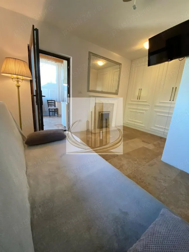 Casă Individuală | Teren 725 mp | Saună & Ciubăr | Proiect Duplex I - Grand Mobilis Imobiliare vă propune spre vânzare o proprietate deosebită, situată în Dumbrăvița, zona Cora, amplasată pe un teren generos de 725 mp, într-o zonă liniștită și în plină dezvoltare.

Proprietatea se remarcă prin terenul generos, construcția realizată cu materiale de calitate și potențialul investițional ridicat, fiind ideală atât pentru locuit, cât și pentru dezvoltare imobiliară.

📐 Detalii proprietate:
Teren: 725 mp
Casă individuală compartimentată astfel:
Bucătărie
Cameră
Baie
Dormitor la mansardă
🏢 Construcție & materiale premium:
Zidărie din cărămidă Porotherm
Izolație exterioară ignifugată de 10 cm
Tâmplărie Salamander cu sticlă tripan
Aparataj electric Gewiss
Tencuială decorativă Caparol
Acoperiș cu țiglă ceramică Tondach
⚙️ Utilități & dotări:
Curent electric
Apă din foraj
Fosă septică
Încălzire pe lemne + aer condiționat Daikin
Posibilitate de racordare la:
gaz
apă
canalizare

👉 Proprietatea beneficiază și de panouri solare de 6 kWh, contribuind la eficiența energetică și reducerea costurilor.

🌿 Beneficii suplimentare:
Garaj de 36 mp, construit din structură metalică și panouri sandwich
Terasă generoasă
Saună finlandeză
Ciubăr pentru 8 persoane – ideal pentru relaxare
Curte amenajată cu pomi decorativi
Front stradal recent amenajat
Stradă recent asfaltată
💼 Potențial investițional:

✔️ Proprietatea este ideală pentru un cuplu care își dorește liniște și spațiu verde
✔️ Oportunitate excelentă de investiție, datorită terenului generos și faptului că în preț este inclus și un proiect pentru duplex pe partea din față a terenului
✔️ Casa și garajul sunt poziționate în partea din spate, permițând valorificarea eficientă a terenului

📍 Locație:
Zonă liniștită și bine conectată
Aproape de magazine, centre comerciale și puncte de interes
Acces facil către oraș și principalele artere

📞 Pentru mai multe informații și programarea unei vizionări, echipa Grand Mobilis Imobiliare vă stă la dispoziție!
ID intern: CP3080294