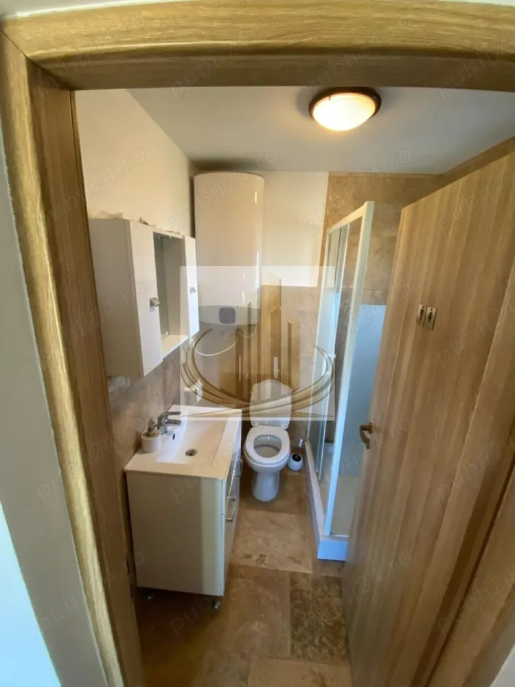 Casă Individuală | Teren 725 mp | Saună & Ciubăr | Proiect Duplex I - Grand Mobilis Imobiliare vă propune spre vânzare o proprietate deosebită, situată în Dumbrăvița, zona Cora, amplasată pe un teren generos de 725 mp, într-o zonă liniștită și în plină dezvoltare.

Proprietatea se remarcă prin terenul generos, construcția realizată cu materiale de calitate și potențialul investițional ridicat, fiind ideală atât pentru locuit, cât și pentru dezvoltare imobiliară.

📐 Detalii proprietate:
Teren: 725 mp
Casă individuală compartimentată astfel:
Bucătărie
Cameră
Baie
Dormitor la mansardă
🏢 Construcție & materiale premium:
Zidărie din cărămidă Porotherm
Izolație exterioară ignifugată de 10 cm
Tâmplărie Salamander cu sticlă tripan
Aparataj electric Gewiss
Tencuială decorativă Caparol
Acoperiș cu țiglă ceramică Tondach
⚙️ Utilități & dotări:
Curent electric
Apă din foraj
Fosă septică
Încălzire pe lemne + aer condiționat Daikin
Posibilitate de racordare la:
gaz
apă
canalizare

👉 Proprietatea beneficiază și de panouri solare de 6 kWh, contribuind la eficiența energetică și reducerea costurilor.

🌿 Beneficii suplimentare:
Garaj de 36 mp, construit din structură metalică și panouri sandwich
Terasă generoasă
Saună finlandeză
Ciubăr pentru 8 persoane – ideal pentru relaxare
Curte amenajată cu pomi decorativi
Front stradal recent amenajat
Stradă recent asfaltată
💼 Potențial investițional:

✔️ Proprietatea este ideală pentru un cuplu care își dorește liniște și spațiu verde
✔️ Oportunitate excelentă de investiție, datorită terenului generos și faptului că în preț este inclus și un proiect pentru duplex pe partea din față a terenului
✔️ Casa și garajul sunt poziționate în partea din spate, permițând valorificarea eficientă a terenului

📍 Locație:
Zonă liniștită și bine conectată
Aproape de magazine, centre comerciale și puncte de interes
Acces facil către oraș și principalele artere

📞 Pentru mai multe informații și programarea unei vizionări, echipa Grand Mobilis Imobiliare vă stă la dispoziție!
ID intern: CP3080294