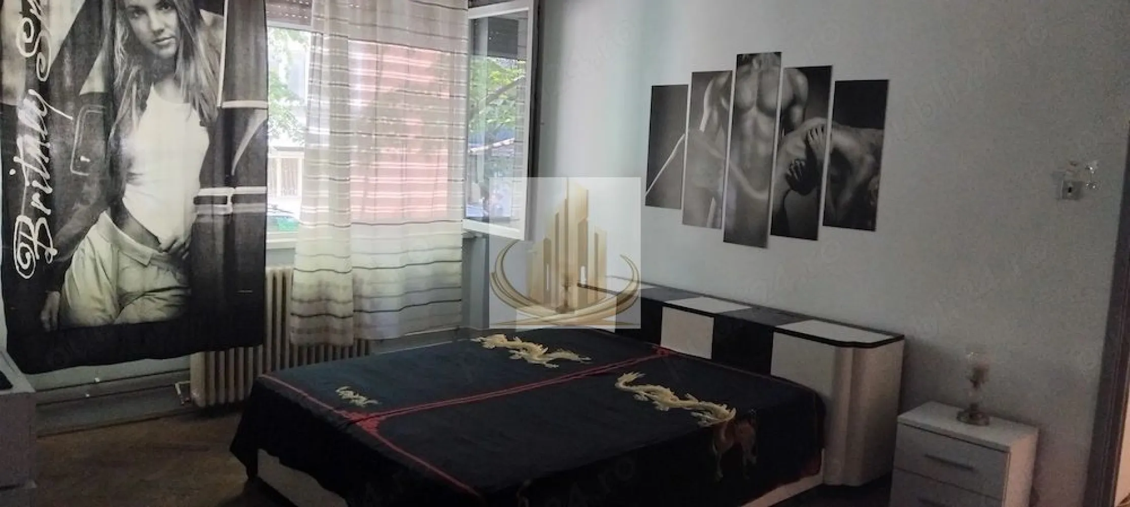2 Camere | Parter | Lângă Medicină | Centrală Proprie | Zonă Liniștită - Grand Mobilis Imobiliare vă propune spre închiriere un apartament spațios cu 2 camere, situat într-una dintre cele mai apreciate zone din apropierea centrului, la doar 2 minute de Universitatea de Medicină și aproximativ 10 minute de centrul orașului.

Proprietatea se remarcă prin poziția excelentă, suprafața generoasă și atmosfera liniștită, fiind ideală pentru un student, un cuplu sau persoane care își doresc acces rapid către principalele puncte de interes ale orașului.

📐 Detalii proprietate:
Suprafață utilă: aprox. 65 mp
Apartament cu 2 camere spațioase
Situat la parter înalt
Imobil cu doar 2 etaje, construit din cărămidă
Zonă exclusiv rezidențială și foarte liniștită
🏢 Dotări & beneficii:
Centrală proprie pe gaz – costuri reduse de întreținere
Spații generoase și bine compartimentate
Confort termic foarte bun
Bloc cu puține apartamente – mai multă liniște și intimitate
📍 Locație – unul dintre cele mai mari avantaje:
La doar 2 minute de Universitatea de Medicină
Aproape de centrul orașului
În imediata apropiere:
mijloace de transport în comun
magazine și supermarketuri
restaurante și cafenele
licee, universități și grădinițe
parcuri și zone verzi

👉 Zonă foarte liniștită, dar excelent conectată către toate punctele de interes ale orașului.

💼 Potrivit pentru:

✔️ Studenți, datorită proximității față de UMF
✔️ Cupluri, care își doresc confort și acces rapid către centru
✔️ Persoane care apreciază liniștea, fără a renunța la avantajele unei poziții centrale

📞 Pentru mai multe informații și programarea unei vizionări, echipa Grand Mobilis Imobiliare vă stă la dispoziție!
ID Intern: CP3073578