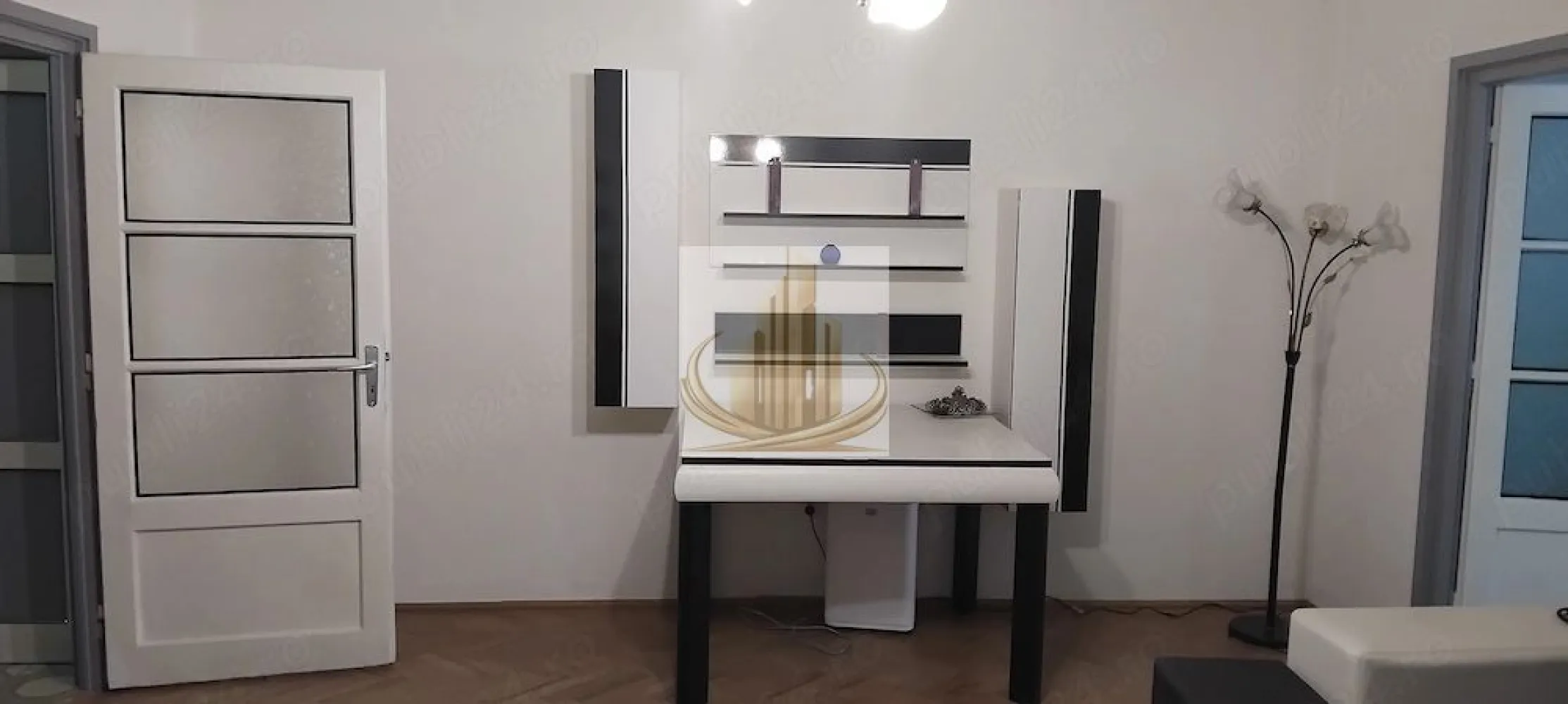 2 Camere | Parter | Lângă Medicină | Centrală Proprie | Zonă Liniștită - Grand Mobilis Imobiliare vă propune spre închiriere un apartament spațios cu 2 camere, situat într-una dintre cele mai apreciate zone din apropierea centrului, la doar 2 minute de Universitatea de Medicină și aproximativ 10 minute de centrul orașului.

Proprietatea se remarcă prin poziția excelentă, suprafața generoasă și atmosfera liniștită, fiind ideală pentru un student, un cuplu sau persoane care își doresc acces rapid către principalele puncte de interes ale orașului.

📐 Detalii proprietate:
Suprafață utilă: aprox. 65 mp
Apartament cu 2 camere spațioase
Situat la parter înalt
Imobil cu doar 2 etaje, construit din cărămidă
Zonă exclusiv rezidențială și foarte liniștită
🏢 Dotări & beneficii:
Centrală proprie pe gaz – costuri reduse de întreținere
Spații generoase și bine compartimentate
Confort termic foarte bun
Bloc cu puține apartamente – mai multă liniște și intimitate
📍 Locație – unul dintre cele mai mari avantaje:
La doar 2 minute de Universitatea de Medicină
Aproape de centrul orașului
În imediata apropiere:
mijloace de transport în comun
magazine și supermarketuri
restaurante și cafenele
licee, universități și grădinițe
parcuri și zone verzi

👉 Zonă foarte liniștită, dar excelent conectată către toate punctele de interes ale orașului.

💼 Potrivit pentru:

✔️ Studenți, datorită proximității față de UMF
✔️ Cupluri, care își doresc confort și acces rapid către centru
✔️ Persoane care apreciază liniștea, fără a renunța la avantajele unei poziții centrale

📞 Pentru mai multe informații și programarea unei vizionări, echipa Grand Mobilis Imobiliare vă stă la dispoziție!
ID Intern: CP3073578