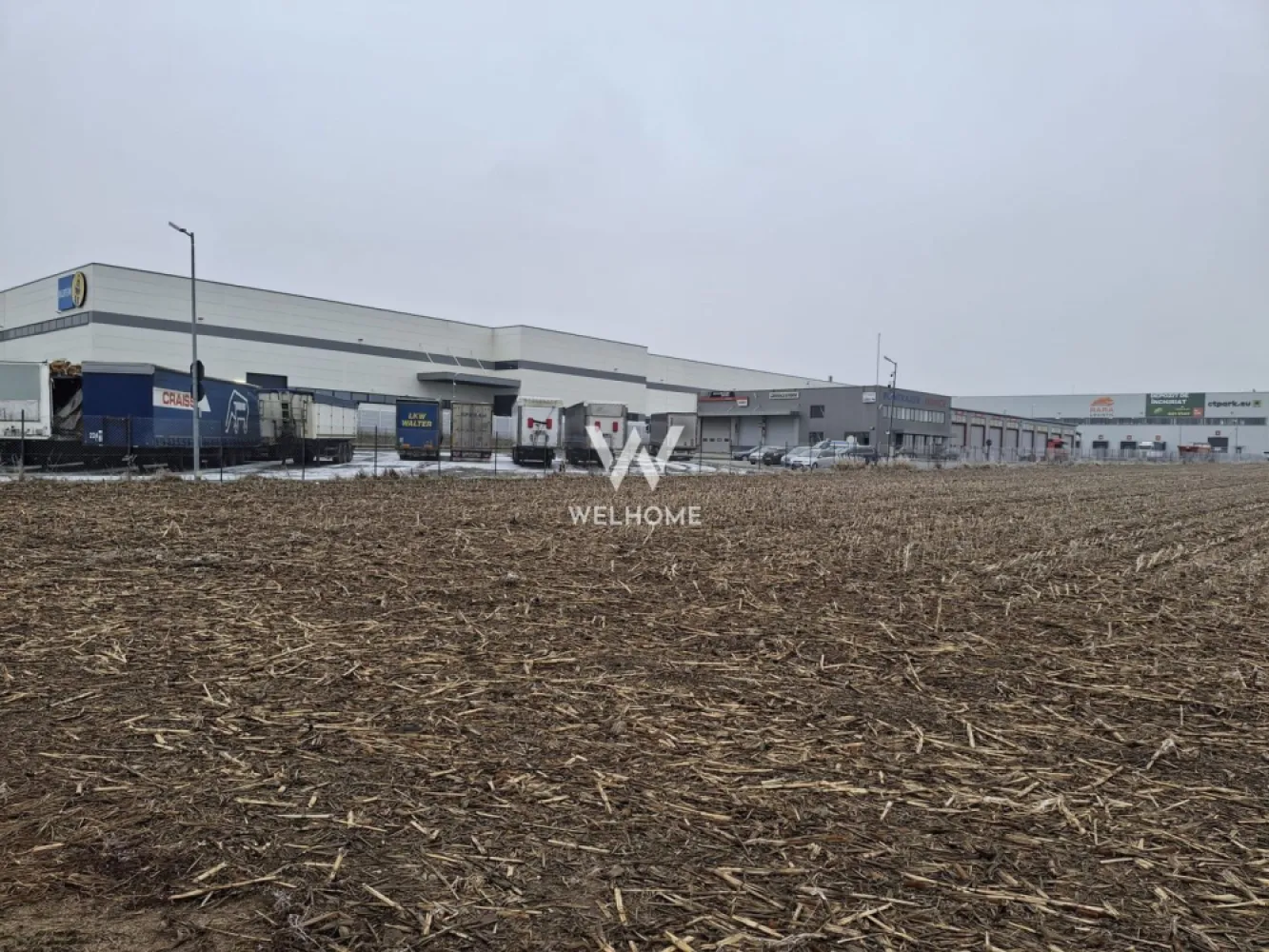 Teren industrial de vânzare , Sibiu– Zona Industrială Vest, 20.800 mp - Oportunitate excelentă pentru investiție sau dezvoltare industrială/logistică!

Se oferă spre vânzare teren situat în Zona Industrială Vest
 -totală de 20.800 mp
- deschidere generoasă de 98 metri liniari
- ideal pentru hale industriale, depozite, producție, logistică sau parc comercial.

Avantaje principale:
Poziționare strategică în una dintre cele mai dezvoltate zone industriale
Acces facil pentru trafic greu și transport logistic
Deschidere mare la drum – 98 ml, ideală pentru multiple căi de acces și compartimentare eficientă
Transformator de curent electric la limita proprietății – avantaj major pentru reducerea costurilor și rapiditatea racordării
Teren potrivit pentru investiții cu randament ridicat
Zonă în continuă dezvoltare, cu infrastructură industrială existentă

Proprietatea oferă multiple posibilități de dezvoltare și reprezintă o alegere excelentă atât pentru utilizare proprie, cât și pentru investiție pe termen lung.

Pret: 80 euro/mp, negociabil