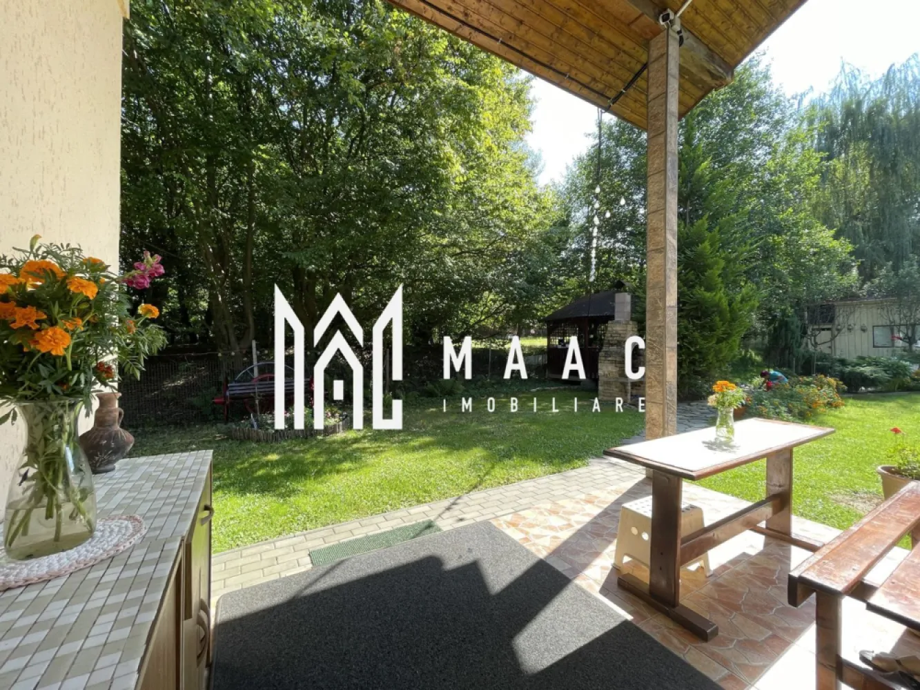 Casa individuala | Tocile | Teren 790 mp - MAAC Imobiliare are onoarea sa va prezinte o casa situata in localitatea Tocile, intr-o locatie idilica, aproape de padure, in mijlocul naturii avand tot confortul unui trai modern. Imprejurimile ofera pe langa privelisti uluitoare catre lanturile de munti, posibilitati de plimbare, ciclism, drumetii. Casa este orientata catre sud si desfasurata pe parter si etaj astfel: - parter : - zona de living si bucatarie open space - dormitor - baie - camara - camera tehnica - terasa - etaj: - 3 dormitoare - baie cu cada - spatiu depozitare/dressing - hol spatios - balcon. Terenul de 790 mp este amenajat pentru a oferi un stil de viata relaxat, astfel avem: - Filigorie hexagonala cu masa din lemn -Leagan din lemn -Casuta din lemn pentru depozitare de circa 18 mp -Polata acoperita pentru depozitare lemne -Arbusti si brazi decorativi, flori si plante aromatice, hortensii, pomi fructiferi: meri, caisi, par, cires totul inconjurat de verdele copacilor si prospetimea padurii. -Fantana proprie care deserveste casa cu apa menajera pe toata durata anului cu costuri zero -Gazon usor de intretinut datorita pamantului natural drenat -Fosa septica -Spatiu de parcare exterior. Casa este deservita de o fantana proprie cu apa curata, disponibila tot timpul anului, fosa septica, centrala Atmos pe lemne si incalzire prin calorifere. Apa calda este asigurata permanent de un boiler economic de 300 l, cu dubla izolatie, cu incalzire in trepte (vara electric, iarna incalzire de la centrala). Utilitati: -Electricitate retea -Apa din fantana pentru uz menajer si gradina -Incalzire prin radiatoare – centrala pe lemne -Fosa septica -Internet de mare viteza - fibra optica, acoperire GSM - Proiectul in curs de derulare pentru introducerea apei curente si gazului . Daca simti chemarea, casuta ta de vis te asteapta cu soare, natura si bucurie. Alege cu inima. Investeste in oaza ta de liniste si verdeata. Pentru mai multe informatii specificati ca ati vazut anuntul cu ID: CP2009299 }}