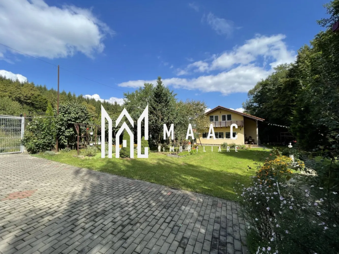 Casa individuala | Tocile | Teren 790 mp - MAAC Imobiliare are onoarea sa va prezinte o casa situata in localitatea Tocile, intr-o locatie idilica, aproape de padure, in mijlocul naturii avand tot confortul unui trai modern. Imprejurimile ofera pe langa privelisti uluitoare catre lanturile de munti, posibilitati de plimbare, ciclism, drumetii. Casa este orientata catre sud si desfasurata pe parter si etaj astfel: - parter : - zona de living si bucatarie open space - dormitor - baie - camara - camera tehnica - terasa - etaj: - 3 dormitoare - baie cu cada - spatiu depozitare/dressing - hol spatios - balcon. Terenul de 790 mp este amenajat pentru a oferi un stil de viata relaxat, astfel avem: - Filigorie hexagonala cu masa din lemn -Leagan din lemn -Casuta din lemn pentru depozitare de circa 18 mp -Polata acoperita pentru depozitare lemne -Arbusti si brazi decorativi, flori si plante aromatice, hortensii, pomi fructiferi: meri, caisi, par, cires totul inconjurat de verdele copacilor si prospetimea padurii. -Fantana proprie care deserveste casa cu apa menajera pe toata durata anului cu costuri zero -Gazon usor de intretinut datorita pamantului natural drenat -Fosa septica -Spatiu de parcare exterior. Casa este deservita de o fantana proprie cu apa curata, disponibila tot timpul anului, fosa septica, centrala Atmos pe lemne si incalzire prin calorifere. Apa calda este asigurata permanent de un boiler economic de 300 l, cu dubla izolatie, cu incalzire in trepte (vara electric, iarna incalzire de la centrala). Utilitati: -Electricitate retea -Apa din fantana pentru uz menajer si gradina -Incalzire prin radiatoare – centrala pe lemne -Fosa septica -Internet de mare viteza - fibra optica, acoperire GSM - Proiectul in curs de derulare pentru introducerea apei curente si gazului . Daca simti chemarea, casuta ta de vis te asteapta cu soare, natura si bucurie. Alege cu inima. Investeste in oaza ta de liniste si verdeata. Pentru mai multe informatii specificati ca ati vazut anuntul cu ID: CP2009299 }}