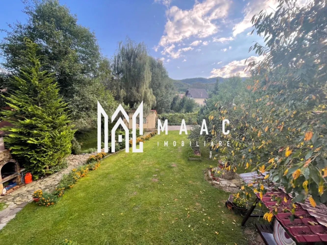 Casa individuala | Tocile | Teren 790 mp - MAAC Imobiliare are onoarea sa va prezinte o casa situata in localitatea Tocile, intr-o locatie idilica, aproape de padure, in mijlocul naturii avand tot confortul unui trai modern. Imprejurimile ofera pe langa privelisti uluitoare catre lanturile de munti, posibilitati de plimbare, ciclism, drumetii. Casa este orientata catre sud si desfasurata pe parter si etaj astfel: - parter : - zona de living si bucatarie open space - dormitor - baie - camara - camera tehnica - terasa - etaj: - 3 dormitoare - baie cu cada - spatiu depozitare/dressing - hol spatios - balcon. Terenul de 790 mp este amenajat pentru a oferi un stil de viata relaxat, astfel avem: - Filigorie hexagonala cu masa din lemn -Leagan din lemn -Casuta din lemn pentru depozitare de circa 18 mp -Polata acoperita pentru depozitare lemne -Arbusti si brazi decorativi, flori si plante aromatice, hortensii, pomi fructiferi: meri, caisi, par, cires totul inconjurat de verdele copacilor si prospetimea padurii. -Fantana proprie care deserveste casa cu apa menajera pe toata durata anului cu costuri zero -Gazon usor de intretinut datorita pamantului natural drenat -Fosa septica -Spatiu de parcare exterior. Casa este deservita de o fantana proprie cu apa curata, disponibila tot timpul anului, fosa septica, centrala Atmos pe lemne si incalzire prin calorifere. Apa calda este asigurata permanent de un boiler economic de 300 l, cu dubla izolatie, cu incalzire in trepte (vara electric, iarna incalzire de la centrala). Utilitati: -Electricitate retea -Apa din fantana pentru uz menajer si gradina -Incalzire prin radiatoare – centrala pe lemne -Fosa septica -Internet de mare viteza - fibra optica, acoperire GSM - Proiectul in curs de derulare pentru introducerea apei curente si gazului . Daca simti chemarea, casuta ta de vis te asteapta cu soare, natura si bucurie. Alege cu inima. Investeste in oaza ta de liniste si verdeata. Pentru mai multe informatii specificati ca ati vazut anuntul cu ID: CP2009299 }}