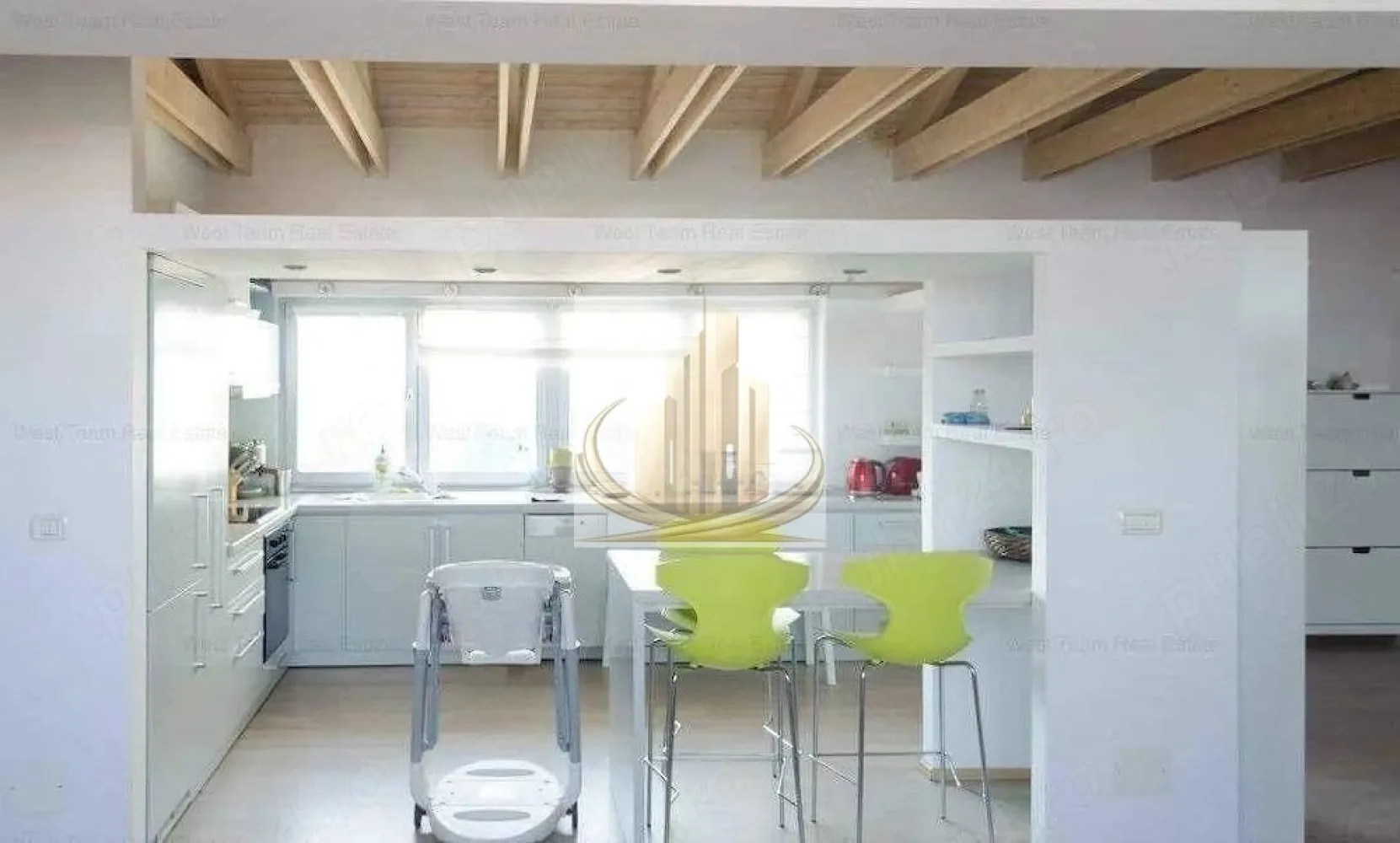 Ap 4 Camere | 136 mp | 2 Parcări Subterane incluse | Complex | Lift - Grand Mobilis Imobiliare vă propune spre vânzare un penthouse spațios și modern, situat pe Bulevardul Eroilor de la Tisa, în zona Complexului Studențesc – una dintre cele mai apreciate și bine conectate zone din Timișoara.

Această proprietate impresionează prin suprafața generoasă, compartimentarea eficientă și poziția excelentă, fiind ideală atât pentru o familie care își dorește confort și spațiu, cât și pentru investiție.

📐 Detalii proprietate:
Suprafață utilă: 136,28 mp
Etaj: 4/4, bloc cu acoperiș
Imobil dotat cu lift
Bloc construcție 2014
Apartamentul se vinde complet mobilat și utilat, gata de mutare
🏢 Compartimentare:
Living generos open-space cu bucătăria
2 dormitoare spațioase
unul dintre dormitoare beneficiază de baie proprie cu duș
2 băi
Cameră suplimentară – ideală pentru:
birou
dressing
cameră copil
spațiu depozitare
Hol de trecere
Spălătorie separată – foarte practică pentru depozitare
🏢 Dotări & beneficii:
2 centrale termice proprii (electrice) cu încălzire prin calorifere, exista si posibilitatea unei centrale termice pe gaz
2 boilere de apă
Sistem de aer condiționat
Finisaje bine întreținute
Vecini liniștiți și civilizați

👉 Proprietatea dispune de 2 locuri de parcare subterane, incluse în CF și în prețul afișat.
👉 Locurile de parcare pot fi transformate, în funcție de necesități, în spațiu de birou sau garsonieră.

📍 Locație – unul dintre cele mai mari avantaje:
Situat în zona Complexului Studențesc, cu acces rapid către centru
În imediata apropiere:
universități și licee
parcuri și spații verzi
magazine, restaurante și cafenele
săli de sport
mijloace de transport în comun
La doar câteva minute de:
Piața Traian
Piața Badea Cârțan
💼 Potrivit pentru:

✔️ Familii, datorită spațiului generos și compartimentării excelente
✔️ Investiție sigură, având în vedere poziția foarte bună și cererea ridicată din zonă
✔️ Persoane care își doresc un apartament premium, gata de mutare

💰 Preț: 259.900 € (ușor negociabil)
📄 Acte la zi
🔑 Se predă complet mobilat și utilat

📞 Pentru mai multe informații și programarea unei vizionări, echipa Grand Mobilis Imobiliare vă stă la dispoziție!
ID Intern: CP3080599