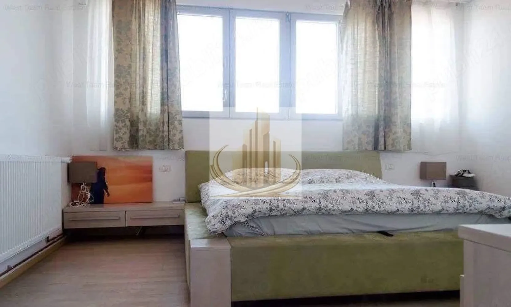 Ap 4 Camere | 136 mp | 2 Parcări Subterane incluse | Complex | Lift - Grand Mobilis Imobiliare vă propune spre vânzare un penthouse spațios și modern, situat pe Bulevardul Eroilor de la Tisa, în zona Complexului Studențesc – una dintre cele mai apreciate și bine conectate zone din Timișoara.

Această proprietate impresionează prin suprafața generoasă, compartimentarea eficientă și poziția excelentă, fiind ideală atât pentru o familie care își dorește confort și spațiu, cât și pentru investiție.

📐 Detalii proprietate:
Suprafață utilă: 136,28 mp
Etaj: 4/4, bloc cu acoperiș
Imobil dotat cu lift
Bloc construcție 2014
Apartamentul se vinde complet mobilat și utilat, gata de mutare
🏢 Compartimentare:
Living generos open-space cu bucătăria
2 dormitoare spațioase
unul dintre dormitoare beneficiază de baie proprie cu duș
2 băi
Cameră suplimentară – ideală pentru:
birou
dressing
cameră copil
spațiu depozitare
Hol de trecere
Spălătorie separată – foarte practică pentru depozitare
🏢 Dotări & beneficii:
2 centrale termice proprii (electrice) cu încălzire prin calorifere, exista si posibilitatea unei centrale termice pe gaz
2 boilere de apă
Sistem de aer condiționat
Finisaje bine întreținute
Vecini liniștiți și civilizați

👉 Proprietatea dispune de 2 locuri de parcare subterane, incluse în CF și în prețul afișat.
👉 Locurile de parcare pot fi transformate, în funcție de necesități, în spațiu de birou sau garsonieră.

📍 Locație – unul dintre cele mai mari avantaje:
Situat în zona Complexului Studențesc, cu acces rapid către centru
În imediata apropiere:
universități și licee
parcuri și spații verzi
magazine, restaurante și cafenele
săli de sport
mijloace de transport în comun
La doar câteva minute de:
Piața Traian
Piața Badea Cârțan
💼 Potrivit pentru:

✔️ Familii, datorită spațiului generos și compartimentării excelente
✔️ Investiție sigură, având în vedere poziția foarte bună și cererea ridicată din zonă
✔️ Persoane care își doresc un apartament premium, gata de mutare

💰 Preț: 259.900 € (ușor negociabil)
📄 Acte la zi
🔑 Se predă complet mobilat și utilat

📞 Pentru mai multe informații și programarea unei vizionări, echipa Grand Mobilis Imobiliare vă stă la dispoziție!
ID Intern: CP3080599