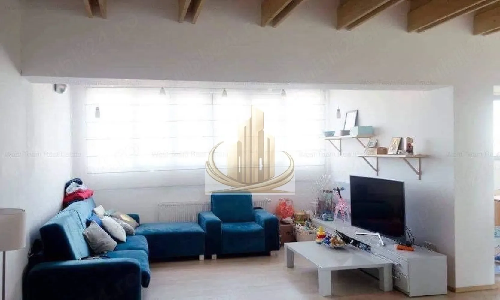 Ap 4 Camere | 136 mp | 2 Parcări Subterane incluse | Complex | Lift - Grand Mobilis Imobiliare vă propune spre vânzare un penthouse spațios și modern, situat pe Bulevardul Eroilor de la Tisa, în zona Complexului Studențesc – una dintre cele mai apreciate și bine conectate zone din Timișoara.

Această proprietate impresionează prin suprafața generoasă, compartimentarea eficientă și poziția excelentă, fiind ideală atât pentru o familie care își dorește confort și spațiu, cât și pentru investiție.

📐 Detalii proprietate:
Suprafață utilă: 136,28 mp
Etaj: 4/4, bloc cu acoperiș
Imobil dotat cu lift
Bloc construcție 2014
Apartamentul se vinde complet mobilat și utilat, gata de mutare
🏢 Compartimentare:
Living generos open-space cu bucătăria
2 dormitoare spațioase
unul dintre dormitoare beneficiază de baie proprie cu duș
2 băi
Cameră suplimentară – ideală pentru:
birou
dressing
cameră copil
spațiu depozitare
Hol de trecere
Spălătorie separată – foarte practică pentru depozitare
🏢 Dotări & beneficii:
2 centrale termice proprii (electrice) cu încălzire prin calorifere, exista si posibilitatea unei centrale termice pe gaz
2 boilere de apă
Sistem de aer condiționat
Finisaje bine întreținute
Vecini liniștiți și civilizați

👉 Proprietatea dispune de 2 locuri de parcare subterane, incluse în CF și în prețul afișat.
👉 Locurile de parcare pot fi transformate, în funcție de necesități, în spațiu de birou sau garsonieră.

📍 Locație – unul dintre cele mai mari avantaje:
Situat în zona Complexului Studențesc, cu acces rapid către centru
În imediata apropiere:
universități și licee
parcuri și spații verzi
magazine, restaurante și cafenele
săli de sport
mijloace de transport în comun
La doar câteva minute de:
Piața Traian
Piața Badea Cârțan
💼 Potrivit pentru:

✔️ Familii, datorită spațiului generos și compartimentării excelente
✔️ Investiție sigură, având în vedere poziția foarte bună și cererea ridicată din zonă
✔️ Persoane care își doresc un apartament premium, gata de mutare

💰 Preț: 259.900 € (ușor negociabil)
📄 Acte la zi
🔑 Se predă complet mobilat și utilat

📞 Pentru mai multe informații și programarea unei vizionări, echipa Grand Mobilis Imobiliare vă stă la dispoziție!
ID Intern: CP3080599