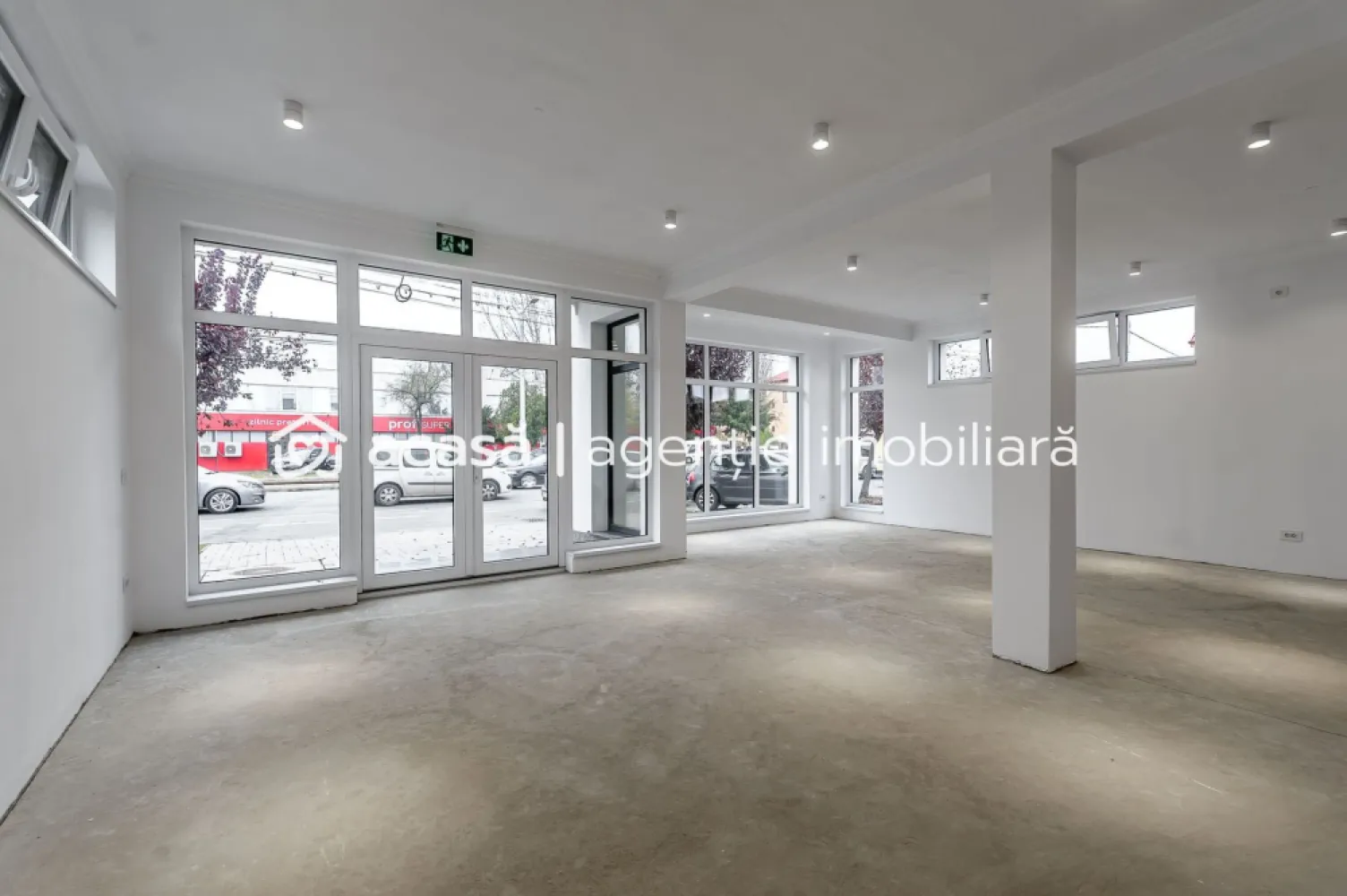 Clădire nouă P+2 cu showroom și birouri în Arad - O proprietate premium pentru companii și antreprenori care vor un sediu reprezentativ.

Dacă ești antreprenor local cu o afacere bine stabilită sau reprezinți o companie regională/națională care caută un punct de lucru strategic în Arad, această clădire este soluția ideală.

Proprietatea oferă:

🔹 Parter perfect pentru showroom sau recepție clienți
Vitrină stradală generoasă (≈10 m)
Front de 16 m pe o arteră circulată
Spațiu ușor de personalizat pentru expunere, consultanță sau vânzări

🔹 Două etaje complet finisate – ideale pentru birouri sau apartamente
366,68 mp utili | 414 mp construiți
Înălțime interioară 3 m
5 grupuri sanitare
Perfect pentru logistică ușoară, echipă de vânzări, management sau departamente back-office

🔹 Accesibilitate excelentă
Str. Pădurii – acces la principalele rute de intrare în oraș și la Autostrada A1
6 locuri de parcare în incintă + acces persoane cu dizabilități
Infrastructură completă: apă, canalizare, gaz, curent, irigații

🔹 Clădire stand-alone – avantaj major pentru orice business
Nu depinzi de vecini
Posibilitate de branding exterior
Imagine profesională imediată pentru clienți și parteneri

🔹 Specificații tehnice
Regim înălțime: P+2
An construcție: 2025
Suprafață teren: 454 mp
Disponibilitate: imediată
Sistem de alarmă, centrală termică, utilități complete

💼 De ce această clădire este potrivită pentru tine
✔ Dacă ești antreprenor local: scapi de chirii mari și câștigi un sediu propriu pentru showroom și birouri.
✔ Dacă ești o companie regională/națională imobilul reprezintă un punct de lucru stabil, ușor accesibil și reprezentativ în Arad.

Pentru detalii și vizionare apelați:
Florin Moș – 0721356746

Nu dispui de toată suma? Te ajutăm noi gratuit! Îți obținem oferte de la 16 bănci.

Ai o proprietate de vânzare în Arad și vrei să știi cât valorează cu adevărat?
Sună-mă pentru o evaluare gratuită, fără obligații.

Birou: ACASĂ | Agenție imobiliară Arad
Bulevardul Decebal 2, Arad 310133