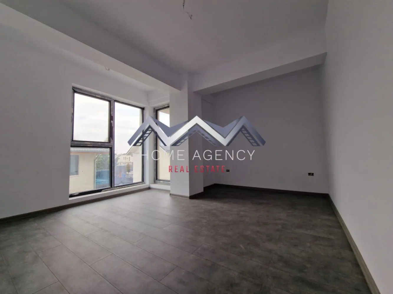 Apartament 2 camere | bucătărie închisă | Otopeni central - Vă propunem, spre vânzare, un apartament modern de 2 camere, situat într-un imobil nou (D+P+3) aflat chiar în centrul orașului Otopeni, la maxim 15 minute de mers pe jos de DN1 și viitoarea stație de metrou. Este alegerea ideală dacă îți dorești un cămin confortabil, eficient energetic și cu acces rapid la toate punctele de interes sau dacă vrei o investiție sigură pentru închiriere pe termen lung ori regim hotelier (Airbnb, Booking).

Apartamentul este amplasat într-o zonă centrală, dar liniștită, la doar câteva minute de mers pe jos toate facilitățile de care ai nevoie: restaurante, supermarketuri, bănci, piață, farmacii, transport public etc. Accesul către DN1, Aeroportul Henri Coandă, Centură și viitoarea stație de metrou se face rapid și ușor, ceea ce transformă această locație într-una extrem de practică atât pentru locuit, cât și pentru investiție. În plus, zona se bucură de infrastructură modernizată și de un cadru rezidențial plăcut, cu vecinătăți selecte.

Imobilul se remarcă printr-o compartimentare practică și bine gândită, care asigură confort și funcționalitate în fiecare încăpere. Livingul este luminos și aerisit, cu acces direct spre balcon, ceea ce adaugă un plus de spațiu și luminozitate. Bucătăria este închisă, oferind intimitate și un spațiu separat pentru gătit, și, precum dormitorul, beneficiază de acces spre o terasă generoasă de 7.71 mp – un loc ideal pentru relaxare sau momente petrecute în aer liber. Baia este complet utilată și finisată cu obiecte sanitare moderne.

Confortul termic este asigurat de centrală proprie și de sistemul de încălzire prin pardoseală, care oferă un climat uniform și economic în întreaga locuință. Toate utilitățile sunt contorizate individual (apă, gaze, electricitate) și racordate la rețele publice de canalizare și infrastructură. 

Prețul afișat este final, include TVA și un loc de parcare subteran.

Comision 0. (Achizitie direct de la dezvoltator)

Programează acum o vizionare cu echipa de vânzări!