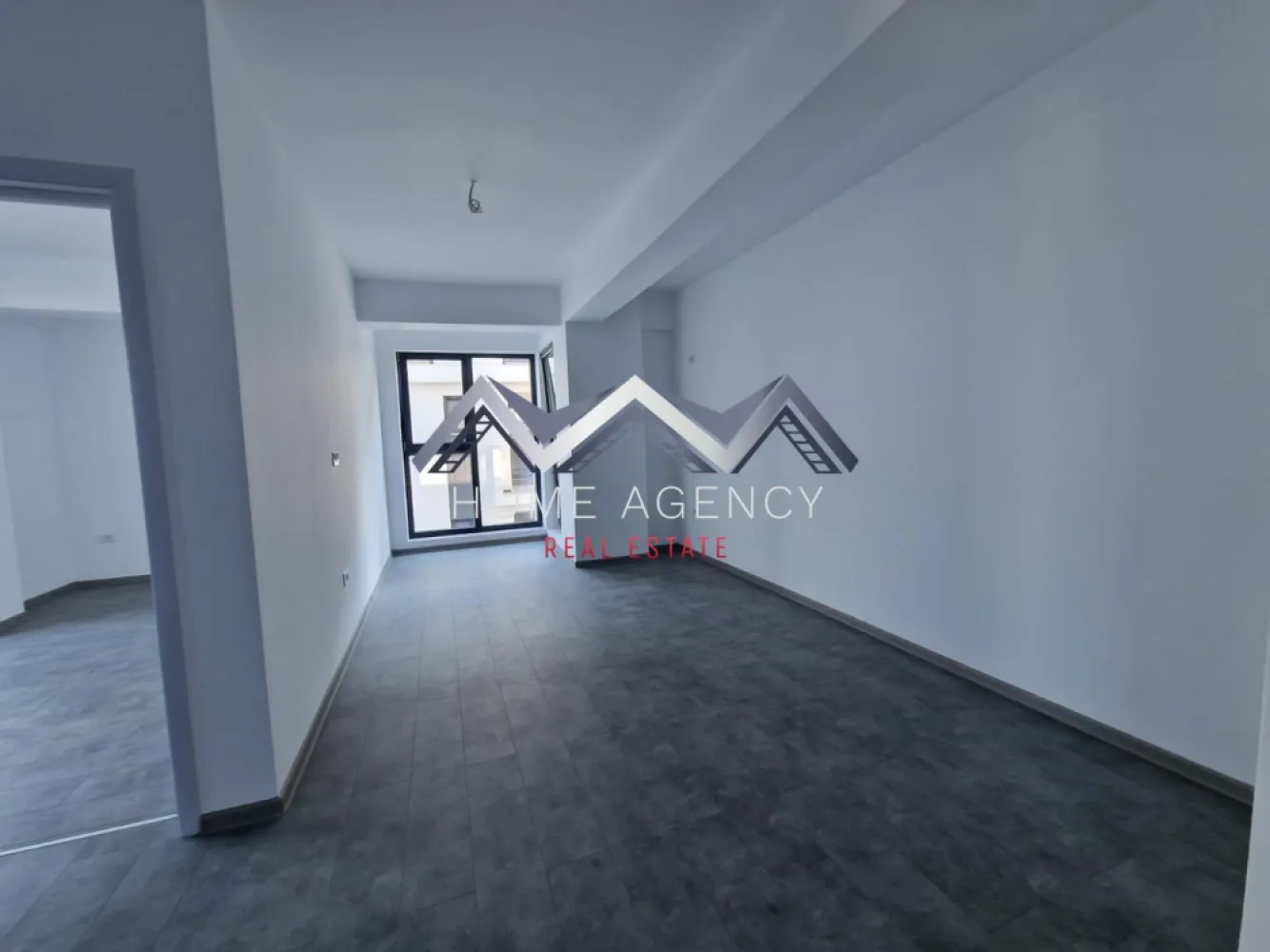 Apartament 2 camere | bucătărie închisă | Otopeni central - Vă propunem, spre vânzare, un apartament modern de 2 camere, situat într-un imobil nou (D+P+3) aflat chiar în centrul orașului Otopeni, la maxim 15 minute de mers pe jos de DN1 și viitoarea stație de metrou. Este alegerea ideală dacă îți dorești un cămin confortabil, eficient energetic și cu acces rapid la toate punctele de interes sau dacă vrei o investiție sigură pentru închiriere pe termen lung ori regim hotelier (Airbnb, Booking).

Apartamentul este amplasat într-o zonă centrală, dar liniștită, la doar câteva minute de mers pe jos toate facilitățile de care ai nevoie: restaurante, supermarketuri, bănci, piață, farmacii, transport public etc. Accesul către DN1, Aeroportul Henri Coandă, Centură și viitoarea stație de metrou se face rapid și ușor, ceea ce transformă această locație într-una extrem de practică atât pentru locuit, cât și pentru investiție. În plus, zona se bucură de infrastructură modernizată și de un cadru rezidențial plăcut, cu vecinătăți selecte.

Imobilul se remarcă printr-o compartimentare practică și bine gândită, care asigură confort și funcționalitate în fiecare încăpere. Livingul este luminos și aerisit, cu acces direct spre balcon, ceea ce adaugă un plus de spațiu și luminozitate. Bucătăria este închisă, oferind intimitate și un spațiu separat pentru gătit, și, precum dormitorul, beneficiază de acces spre o terasă generoasă de 7.71 mp – un loc ideal pentru relaxare sau momente petrecute în aer liber. Baia este complet utilată și finisată cu obiecte sanitare moderne.

Confortul termic este asigurat de centrală proprie și de sistemul de încălzire prin pardoseală, care oferă un climat uniform și economic în întreaga locuință. Toate utilitățile sunt contorizate individual (apă, gaze, electricitate) și racordate la rețele publice de canalizare și infrastructură. 

Prețul afișat este final, include TVA și un loc de parcare subteran.

Comision 0. (Achizitie direct de la dezvoltator)

Programează acum o vizionare cu echipa de vânzări!