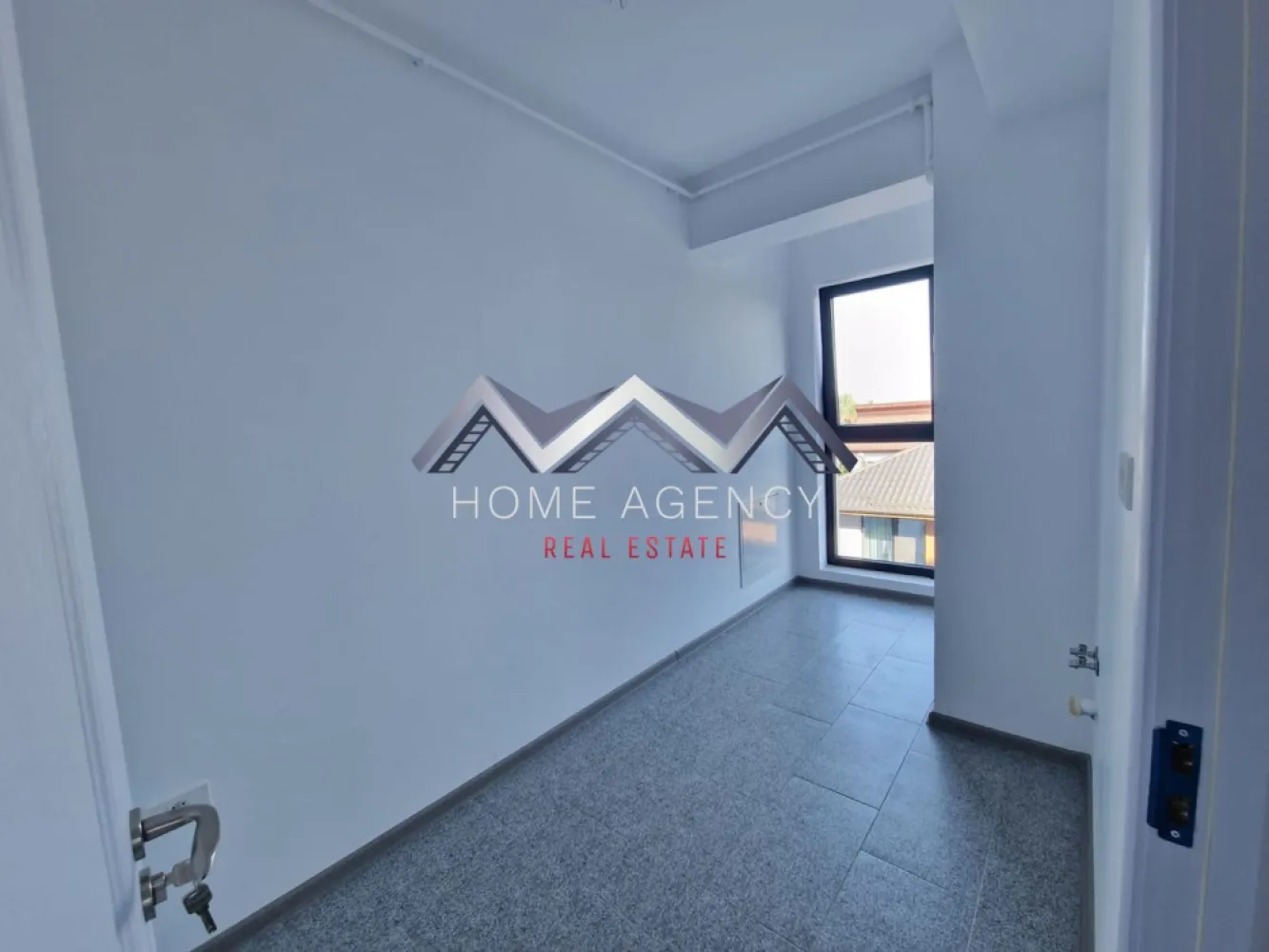 Apartament 2 camere | bucătărie închisă | Otopeni central - Vă propunem, spre vânzare, un apartament modern de 2 camere, situat într-un imobil nou (D+P+3) aflat chiar în centrul orașului Otopeni, la maxim 15 minute de mers pe jos de DN1 și viitoarea stație de metrou. Este alegerea ideală dacă îți dorești un cămin confortabil, eficient energetic și cu acces rapid la toate punctele de interes sau dacă vrei o investiție sigură pentru închiriere pe termen lung ori regim hotelier (Airbnb, Booking).

Apartamentul este amplasat într-o zonă centrală, dar liniștită, la doar câteva minute de mers pe jos toate facilitățile de care ai nevoie: restaurante, supermarketuri, bănci, piață, farmacii, transport public etc. Accesul către DN1, Aeroportul Henri Coandă, Centură și viitoarea stație de metrou se face rapid și ușor, ceea ce transformă această locație într-una extrem de practică atât pentru locuit, cât și pentru investiție. În plus, zona se bucură de infrastructură modernizată și de un cadru rezidențial plăcut, cu vecinătăți selecte.

Imobilul se remarcă printr-o compartimentare practică și bine gândită, care asigură confort și funcționalitate în fiecare încăpere. Livingul este luminos și aerisit, cu acces direct spre balcon, ceea ce adaugă un plus de spațiu și luminozitate. Bucătăria este închisă, oferind intimitate și un spațiu separat pentru gătit, și, precum dormitorul, beneficiază de acces spre o terasă generoasă de 7.71 mp – un loc ideal pentru relaxare sau momente petrecute în aer liber. Baia este complet utilată și finisată cu obiecte sanitare moderne.

Confortul termic este asigurat de centrală proprie și de sistemul de încălzire prin pardoseală, care oferă un climat uniform și economic în întreaga locuință. Toate utilitățile sunt contorizate individual (apă, gaze, electricitate) și racordate la rețele publice de canalizare și infrastructură. 

Prețul afișat este final, include TVA și un loc de parcare subteran.

Comision 0. (Achizitie direct de la dezvoltator)

Programează acum o vizionare cu echipa de vânzări!