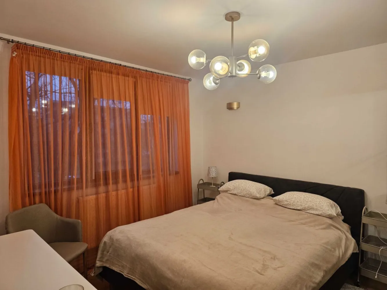 De vanzare apartament 3 camere mobilat, etaj 2, zonă liniștită, 88.000 euro - Se oferă spre vanzare apartament cu 3 camere, situat la etajul 2, într-o zonă verde și liniștită, foarte aproape de faleză.
Apartamentul este complet mobilat și utilat, beneficiind de centrală termică proprie, mașină de spălat rufe, mașină de spălat vase și toate dotările necesare pentru un confort optim.
Locuința este ideală pentru persoane sau familii care își doresc liniște, aer curat și acces rapid la zone de relaxare.
Pret 88.000 euro.
Se percepe comisionul agenției.
Contact:
Ene Liliana
📞 0746 252 252
MAG Invest