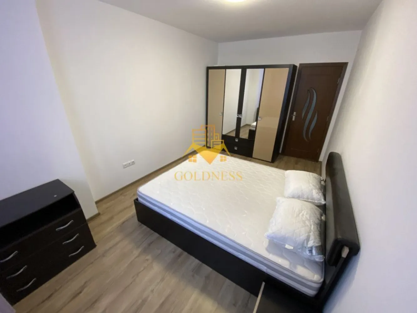3 camere, parcare, Iris, Zona Oasului, Sobarilor, Lidl, Auchan - GOLDNESS Imobiliare vă propune spre închiriere un apartament cu 3 camere complet mobilat și utilat, la etajul 2 într-un imobil de 8 etaje, în Cartierul Iris.
Dispune de loc de parcare subterana!
Se află în apropierea stațiilor de transport în comun, magazine, restaurante, spații verzi, farmacii, etc. 

Apartamentul este compartimentat astfel:
 - dormitor cu pat matrimonial, dressing, noptiere
 -dormitor cu pat matrimonial, dulap, noptiere, birou 
- living cu bucatarie open-space complet utilată, canapea extensibilă, loc de servit masa 
 - baie cu cabina de dus, calorifer port prosop și dulap pentru depozitare.
 - baie cu cada 
 - terasa de 5 mp.

Imobilul este dotat cu toate cele necesare- centrală proprie, mașină de spălat haine, frigider, aragaz, hotă, etc. 

Dacă sunteți interesați de acest apartament și doriți să îl vizionați, dar și pentru alte oferte nu ezitați să ne contactați telefonic sau prin e-mail. Vă stăm la dispoziție!

Pentru intermediere se percepe un comision de 50% din prețul chiriei!
