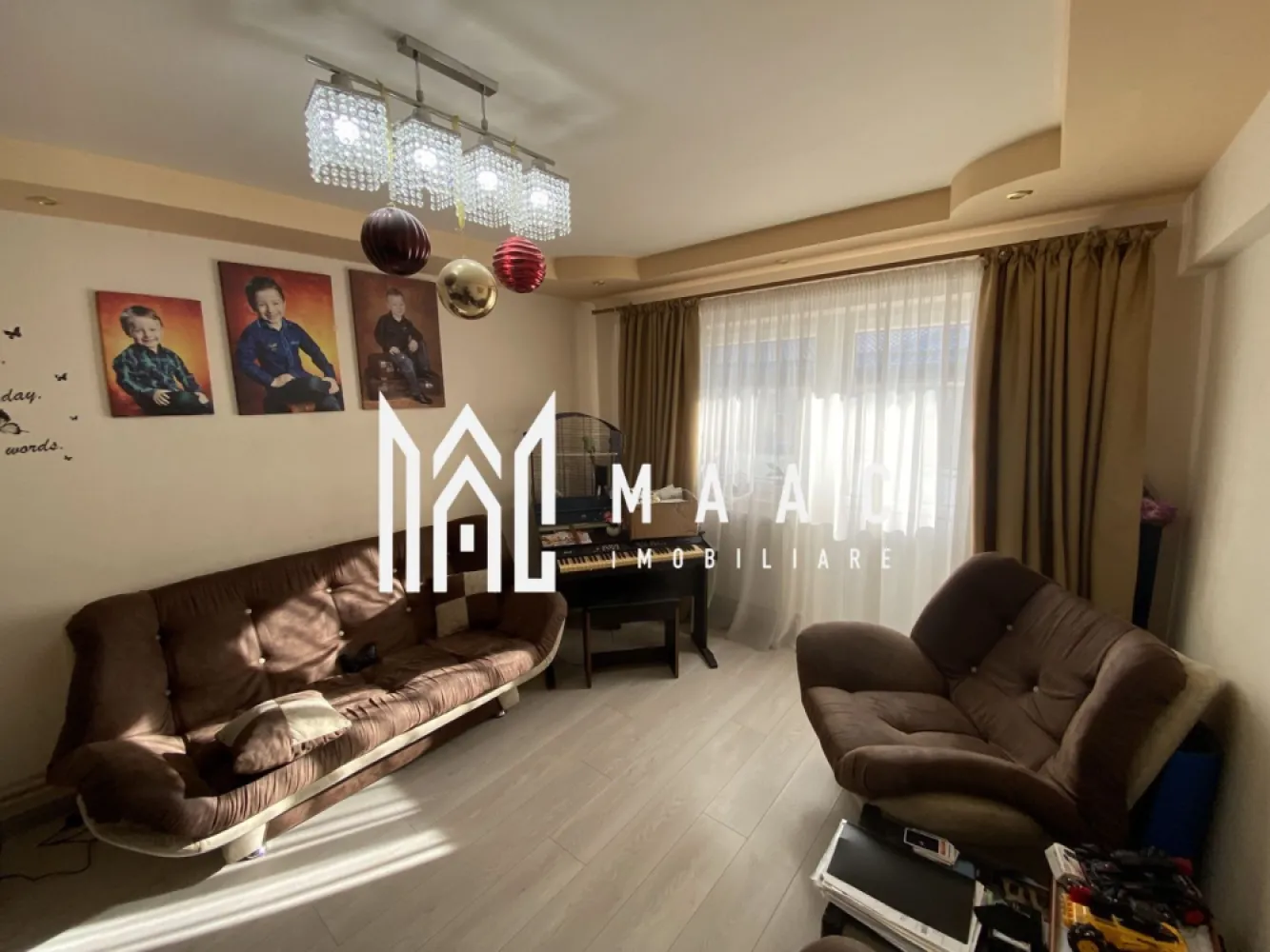 Apartament 4 camere | Etaj 2 | Balcon | Pivnita | Cisnadie - MAAC Imobiliare vă prezintă un apartament cu 4 camere decomandat, situat în Cisnădie, într-o zonă centrală, cu acces facil către toate punctele de interes. Caracteristici: Apartament decomandat cu 4 camere Suprafață utilă: 70 mp Etaj: 2 din 4 Orientare sudică, oferind lumină naturală pe tot parcursul zilei Compartimentare: Hol de intrare 3 dormitoare Living separat Bucătărie 2 băi Debara pentru depozitare Balcon cu acces atât din living, cât și din bucătărie Dotări și beneficii: Apartament recent renovat și mobilat cu gust Centrală termică proprie cu calorifere Bloc solid, construit din cărămidă și izolat termic Spații auxiliare: Cămară pentru depozitare Pivniță inclusă Pentru mai multe detalii precizati telefonic ca ati vazut anuntul cu ID: CP2003581. }}