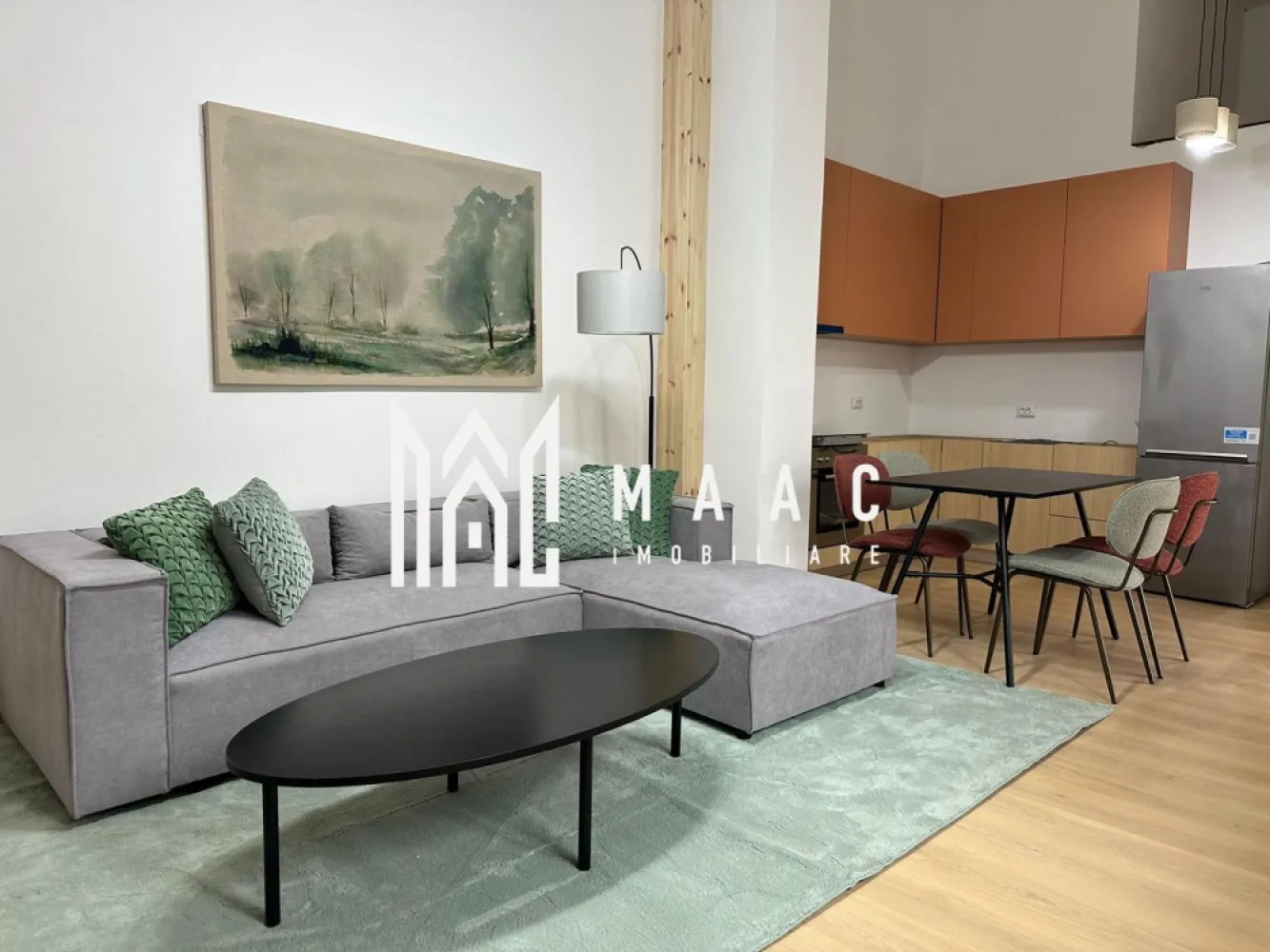 Apartament 3 camere | Parcare | Gradina | Terasa | Central - MAAC Imobiliare propune spre inchiriere un apartament cu 3 camere, situat central, spațios, liniștit și luminos, într-o casă protejată ca monument istoric, cu mobilier și decor frumos.

*PRIMA INCHIRIERE - Totul este nou.
*PET FRIENDLY - Se accepta cu animale de companie, dar in acest caz se rediscuta cuantumul garantiei.

Frumos și funcțional - perfect pentru familii, cupluri, prieteni și călători de afaceri.

Aferent - loc de parcare in curte cu acces privat.

Apartamentul are un living, două dormitoare, o bucătărie. baie si un spatiu de depozitare.

Apartamentul are o suprafață de aproximativ 70 m² și poate găzdui 6 persoane. Este format dintr-un living cu zonă de luat masa , un Smart TV și o canapea, două dormitoare, fiecare cu un pat dublu mare, mult spațiu pentru dulapuri, un birou și o baie cu duș și chiuvetă, toaletă, mașină de spălat, uscător de păr și săpun. Are o bucătărie cu plita, cuptor, masina de spalat vase, frigider, hota. Centrala proprie noua, prin condensatie.

Alte informații importante:

Acces la grădina noastră. Grădina are un cod PIN la intrare, ceea ce face ușor accesul. Oaspeții celorlalte apartamente din clădire pot folosi și ei această grădină. Este o zonă verde mare, cu electricitate, apă, masă, locuri de relaxare și grătar. Este, de asemenea, un loc minunat pentru ca copiii să se joace afară.

Se percepe o chirie in avans. Garantie in cuantumul unei chirii lunare. Disponibilitate imediata.

Pentru mai multe detalii specificati: CP3080253