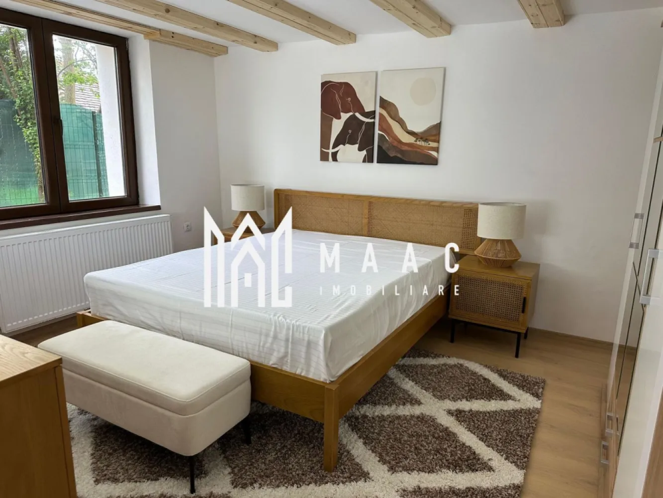 Apartament 3 camere | Parcare | Gradina | Terasa | Central - MAAC Imobiliare propune spre inchiriere un apartament cu 3 camere, situat central, spațios, liniștit și luminos, într-o casă protejată ca monument istoric, cu mobilier și decor frumos.

*PRIMA INCHIRIERE - Totul este nou.
*PET FRIENDLY - Se accepta cu animale de companie, dar in acest caz se rediscuta cuantumul garantiei.

Frumos și funcțional - perfect pentru familii, cupluri, prieteni și călători de afaceri.

Aferent - loc de parcare in curte cu acces privat.

Apartamentul are un living, două dormitoare, o bucătărie. baie si un spatiu de depozitare.

Apartamentul are o suprafață de aproximativ 70 m² și poate găzdui 6 persoane. Este format dintr-un living cu zonă de luat masa , un Smart TV și o canapea, două dormitoare, fiecare cu un pat dublu mare, mult spațiu pentru dulapuri, un birou și o baie cu duș și chiuvetă, toaletă, mașină de spălat, uscător de păr și săpun. Are o bucătărie cu plita, cuptor, masina de spalat vase, frigider, hota. Centrala proprie noua, prin condensatie.

Alte informații importante:

Acces la grădina noastră. Grădina are un cod PIN la intrare, ceea ce face ușor accesul. Oaspeții celorlalte apartamente din clădire pot folosi și ei această grădină. Este o zonă verde mare, cu electricitate, apă, masă, locuri de relaxare și grătar. Este, de asemenea, un loc minunat pentru ca copiii să se joace afară.

Se percepe o chirie in avans. Garantie in cuantumul unei chirii lunare. Disponibilitate imediata.

Pentru mai multe detalii specificati: CP3080253