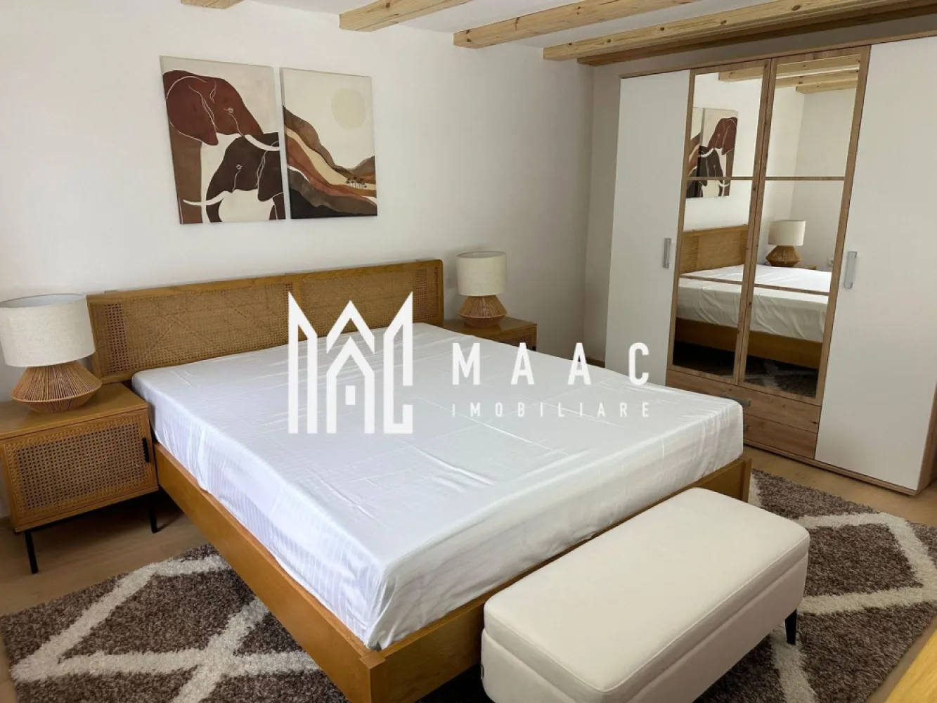 Apartament 3 camere | Parcare | Gradina | Terasa | Central - MAAC Imobiliare propune spre inchiriere un apartament cu 3 camere, situat central, spațios, liniștit și luminos, într-o casă protejată ca monument istoric, cu mobilier și decor frumos.

*PRIMA INCHIRIERE - Totul este nou.
*PET FRIENDLY - Se accepta cu animale de companie, dar in acest caz se rediscuta cuantumul garantiei.

Frumos și funcțional - perfect pentru familii, cupluri, prieteni și călători de afaceri.

Aferent - loc de parcare in curte cu acces privat.

Apartamentul are un living, două dormitoare, o bucătărie. baie si un spatiu de depozitare.

Apartamentul are o suprafață de aproximativ 70 m² și poate găzdui 6 persoane. Este format dintr-un living cu zonă de luat masa , un Smart TV și o canapea, două dormitoare, fiecare cu un pat dublu mare, mult spațiu pentru dulapuri, un birou și o baie cu duș și chiuvetă, toaletă, mașină de spălat, uscător de păr și săpun. Are o bucătărie cu plita, cuptor, masina de spalat vase, frigider, hota. Centrala proprie noua, prin condensatie.

Alte informații importante:

Acces la grădina noastră. Grădina are un cod PIN la intrare, ceea ce face ușor accesul. Oaspeții celorlalte apartamente din clădire pot folosi și ei această grădină. Este o zonă verde mare, cu electricitate, apă, masă, locuri de relaxare și grătar. Este, de asemenea, un loc minunat pentru ca copiii să se joace afară.

Se percepe o chirie in avans. Garantie in cuantumul unei chirii lunare. Disponibilitate imediata.

Pentru mai multe detalii specificati: CP3080253