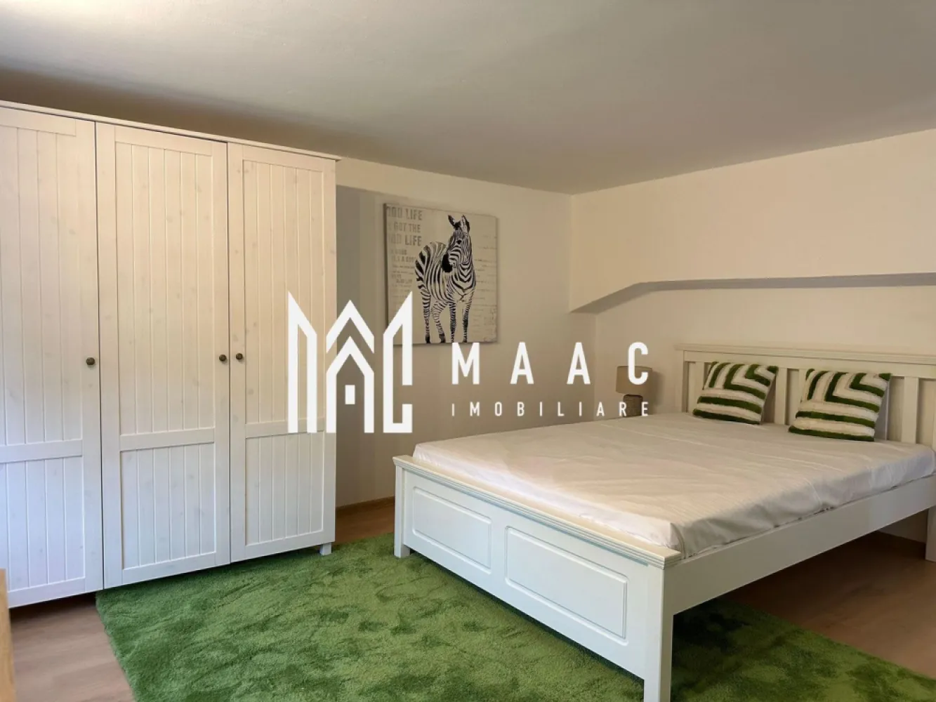 Apartament 3 camere | Parcare | Gradina | Terasa | Central - MAAC Imobiliare propune spre inchiriere un apartament cu 3 camere, situat central, spațios, liniștit și luminos, într-o casă protejată ca monument istoric, cu mobilier și decor frumos.

*PRIMA INCHIRIERE - Totul este nou.
*PET FRIENDLY - Se accepta cu animale de companie, dar in acest caz se rediscuta cuantumul garantiei.

Frumos și funcțional - perfect pentru familii, cupluri, prieteni și călători de afaceri.

Aferent - loc de parcare in curte cu acces privat.

Apartamentul are un living, două dormitoare, o bucătărie. baie si un spatiu de depozitare.

Apartamentul are o suprafață de aproximativ 70 m² și poate găzdui 6 persoane. Este format dintr-un living cu zonă de luat masa , un Smart TV și o canapea, două dormitoare, fiecare cu un pat dublu mare, mult spațiu pentru dulapuri, un birou și o baie cu duș și chiuvetă, toaletă, mașină de spălat, uscător de păr și săpun. Are o bucătărie cu plita, cuptor, masina de spalat vase, frigider, hota. Centrala proprie noua, prin condensatie.

Alte informații importante:

Acces la grădina noastră. Grădina are un cod PIN la intrare, ceea ce face ușor accesul. Oaspeții celorlalte apartamente din clădire pot folosi și ei această grădină. Este o zonă verde mare, cu electricitate, apă, masă, locuri de relaxare și grătar. Este, de asemenea, un loc minunat pentru ca copiii să se joace afară.

Se percepe o chirie in avans. Garantie in cuantumul unei chirii lunare. Disponibilitate imediata.

Pentru mai multe detalii specificati: CP3080253