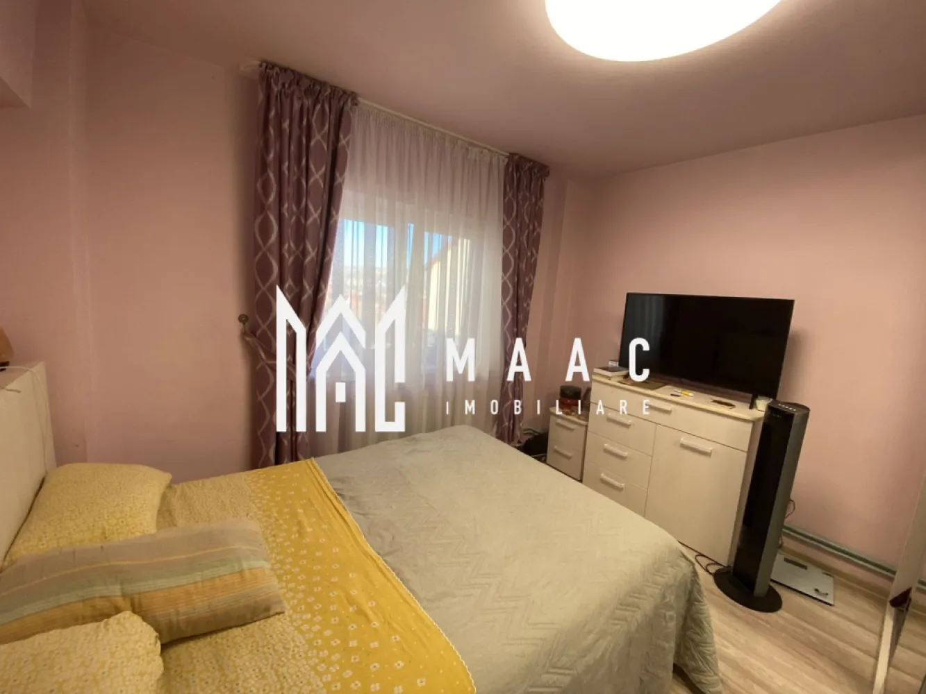 Apartament 4 camere | Etaj 2 | Balcon | Pivnita | Cisnadie - MAAC Imobiliare vă prezintă un apartament cu 4 camere decomandat, situat în Cisnădie, într-o zonă centrală, cu acces facil către toate punctele de interes. Caracteristici: Apartament decomandat cu 4 camere Suprafață utilă: 70 mp Etaj: 2 din 4 Orientare sudică, oferind lumină naturală pe tot parcursul zilei Compartimentare: Hol de intrare 3 dormitoare Living separat Bucătărie 2 băi Debara pentru depozitare Balcon cu acces atât din living, cât și din bucătărie Dotări și beneficii: Apartament recent renovat și mobilat cu gust Centrală termică proprie cu calorifere Bloc solid, construit din cărămidă și izolat termic Spații auxiliare: Cămară pentru depozitare Pivniță inclusă Pentru mai multe detalii precizati telefonic ca ati vazut anuntul cu ID: CP2003581. }}