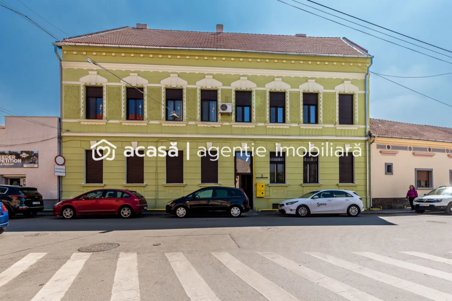 Preț repoziționat! Apartmanent central | parter | renovat - Cauți o locuință practică, renovată, într-o zonă care îți pune orașul la picioare? 

Îți prezint un apartament cu 1 cameră, situat între Piața Catedralei și Parcul Reconcilierii — una dintre cele mai bune poziționări din Arad pentru locuit sau investiție.

Cu o suprafață de 43 mp conform CF, locuința este renovată, amplasată la parter și beneficiază de centrală termică pe gaz — un detaliu care contează atunci când vrei control, eficiență și confort în fiecare sezon. În plus, curtea comună adaugă acel sentiment plăcut de spațiu și liniște, greu de găsit într-o zonă atât de bună.

Preț repoziționat: 59.500 EURO negociabil (de la 65.900 EURO)

Poate că acesta este momentul să vezi dacă locul acesta ți se potrivește. Contactează-mă pentru o vizionare gratuită. Telefon/WhatsApp: 0761 899 230

💳 Dacă ai nevoie de finanțare, îți pot obține gratuit oferte de la 16 bănci.
🏡 Ai o proprietate de vânzare în Arad? Îți ofer o evaluare gratuită, fără obligații.

🏢 Arad, Bulevardul Decebal Nr.2, Parter