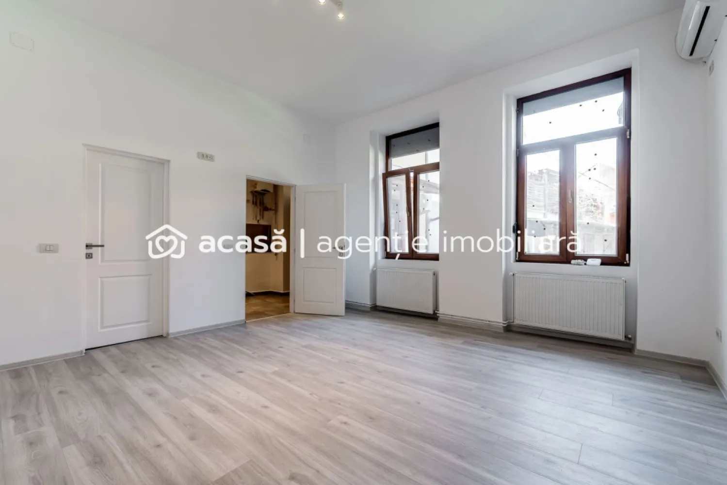 Preț repoziționat! Apartmanent central | parter | renovat - Cauți o locuință practică, renovată, într-o zonă care îți pune orașul la picioare? 

Îți prezint un apartament cu 1 cameră, situat între Piața Catedralei și Parcul Reconcilierii — una dintre cele mai bune poziționări din Arad pentru locuit sau investiție.

Cu o suprafață de 43 mp conform CF, locuința este renovată, amplasată la parter și beneficiază de centrală termică pe gaz — un detaliu care contează atunci când vrei control, eficiență și confort în fiecare sezon. În plus, curtea comună adaugă acel sentiment plăcut de spațiu și liniște, greu de găsit într-o zonă atât de bună.

Preț repoziționat: 59.500 EURO negociabil (de la 65.900 EURO)

Poate că acesta este momentul să vezi dacă locul acesta ți se potrivește. Contactează-mă pentru o vizionare gratuită. Telefon/WhatsApp: 0761 899 230

💳 Dacă ai nevoie de finanțare, îți pot obține gratuit oferte de la 16 bănci.
🏡 Ai o proprietate de vânzare în Arad? Îți ofer o evaluare gratuită, fără obligații.

🏢 Arad, Bulevardul Decebal Nr.2, Parter