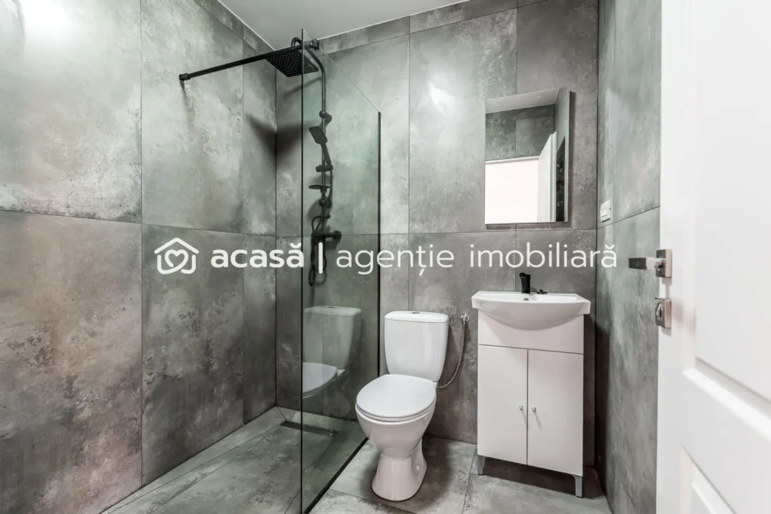 Preț repoziționat! Apartmanent central | parter | renovat - Cauți o locuință practică, renovată, într-o zonă care îți pune orașul la picioare? 

Îți prezint un apartament cu 1 cameră, situat între Piața Catedralei și Parcul Reconcilierii — una dintre cele mai bune poziționări din Arad pentru locuit sau investiție.

Cu o suprafață de 43 mp conform CF, locuința este renovată, amplasată la parter și beneficiază de centrală termică pe gaz — un detaliu care contează atunci când vrei control, eficiență și confort în fiecare sezon. În plus, curtea comună adaugă acel sentiment plăcut de spațiu și liniște, greu de găsit într-o zonă atât de bună.

Preț repoziționat: 59.500 EURO negociabil (de la 65.900 EURO)

Poate că acesta este momentul să vezi dacă locul acesta ți se potrivește. Contactează-mă pentru o vizionare gratuită. Telefon/WhatsApp: 0761 899 230

💳 Dacă ai nevoie de finanțare, îți pot obține gratuit oferte de la 16 bănci.
🏡 Ai o proprietate de vânzare în Arad? Îți ofer o evaluare gratuită, fără obligații.

🏢 Arad, Bulevardul Decebal Nr.2, Parter