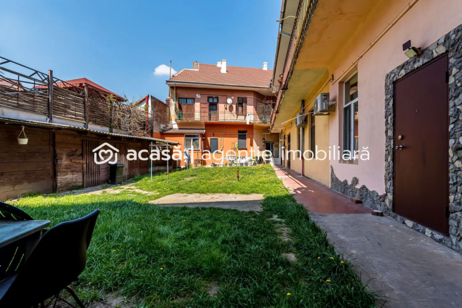 Preț repoziționat! Apartmanent central | parter | renovat - Cauți o locuință practică, renovată, într-o zonă care îți pune orașul la picioare? 

Îți prezint un apartament cu 1 cameră, situat între Piața Catedralei și Parcul Reconcilierii — una dintre cele mai bune poziționări din Arad pentru locuit sau investiție.

Cu o suprafață de 43 mp conform CF, locuința este renovată, amplasată la parter și beneficiază de centrală termică pe gaz — un detaliu care contează atunci când vrei control, eficiență și confort în fiecare sezon. În plus, curtea comună adaugă acel sentiment plăcut de spațiu și liniște, greu de găsit într-o zonă atât de bună.

Preț repoziționat: 59.500 EURO negociabil (de la 65.900 EURO)

Poate că acesta este momentul să vezi dacă locul acesta ți se potrivește. Contactează-mă pentru o vizionare gratuită. Telefon/WhatsApp: 0761 899 230

💳 Dacă ai nevoie de finanțare, îți pot obține gratuit oferte de la 16 bănci.
🏡 Ai o proprietate de vânzare în Arad? Îți ofer o evaluare gratuită, fără obligații.

🏢 Arad, Bulevardul Decebal Nr.2, Parter