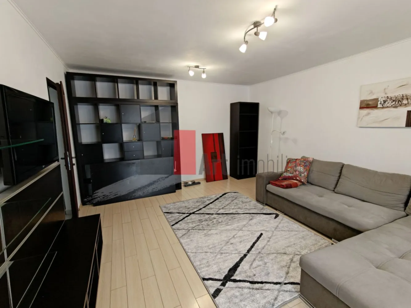 Apartament cu 2 camere de inchiriat-Mihai Bravu-Dristor-+loc de parcare - Apartament cu 2 camere de inchiriat situat in zona Mihai Bravu (Kaufland) – Dristor, Pet Friendly + Parcare inclusă

Se ofera spre închiriere un apartament de 2 camere, mobilat și utilat, de 60 mp, situat pe Șoseaua Mihai Bravu, vis-a-vis de Kaufland. 

Loc de parcare nominal inclus.

Acces la metrou: Poziționat între stațiile de Metrou Dristor (la 10 minute de mers pe jos) și Metrou Mihai Bravu (la 8 minute de mers pe jos).
Facilități în proximitate: Kaufland este peste drum

Detalii apartament: Etaj: 6 din 8 .
Configurație: 2 camere decomandate, bucătărie utilată, open cu holul, baie, balcon inchis de 4mp și spații de depozitare.

Pet Friendly: Accept animale de companie de talie mică (educate).

Dotări: Complet mobilat, mașină de spălat, frigider, aragaz, masină de spălat vase, hotă, 2 unitati de aer condiționat, internet DIGI.

Disponibilitate imediată, contract minim 1 an.