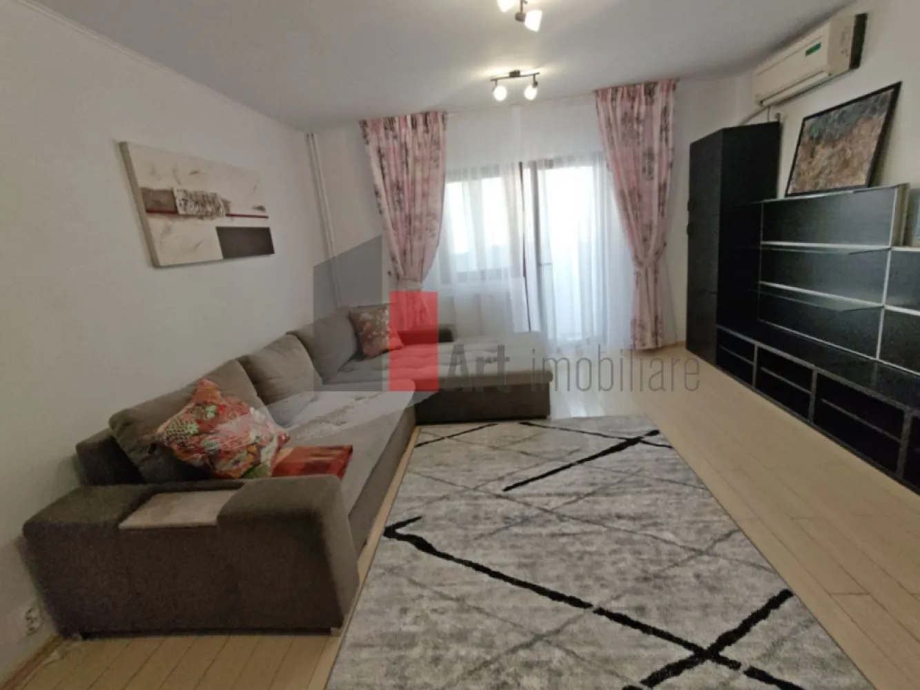 Apartament cu 2 camere de inchiriat-Mihai Bravu-Dristor-+loc de parcare - Apartament cu 2 camere de inchiriat situat in zona Mihai Bravu (Kaufland) – Dristor, Pet Friendly + Parcare inclusă

Se ofera spre închiriere un apartament de 2 camere, mobilat și utilat, de 60 mp, situat pe Șoseaua Mihai Bravu, vis-a-vis de Kaufland. 

Loc de parcare nominal inclus.

Acces la metrou: Poziționat între stațiile de Metrou Dristor (la 10 minute de mers pe jos) și Metrou Mihai Bravu (la 8 minute de mers pe jos).
Facilități în proximitate: Kaufland este peste drum

Detalii apartament: Etaj: 6 din 8 .
Configurație: 2 camere decomandate, bucătărie utilată, open cu holul, baie, balcon inchis de 4mp și spații de depozitare.

Pet Friendly: Accept animale de companie de talie mică (educate).

Dotări: Complet mobilat, mașină de spălat, frigider, aragaz, masină de spălat vase, hotă, 2 unitati de aer condiționat, internet DIGI.

Disponibilitate imediată, contract minim 1 an.