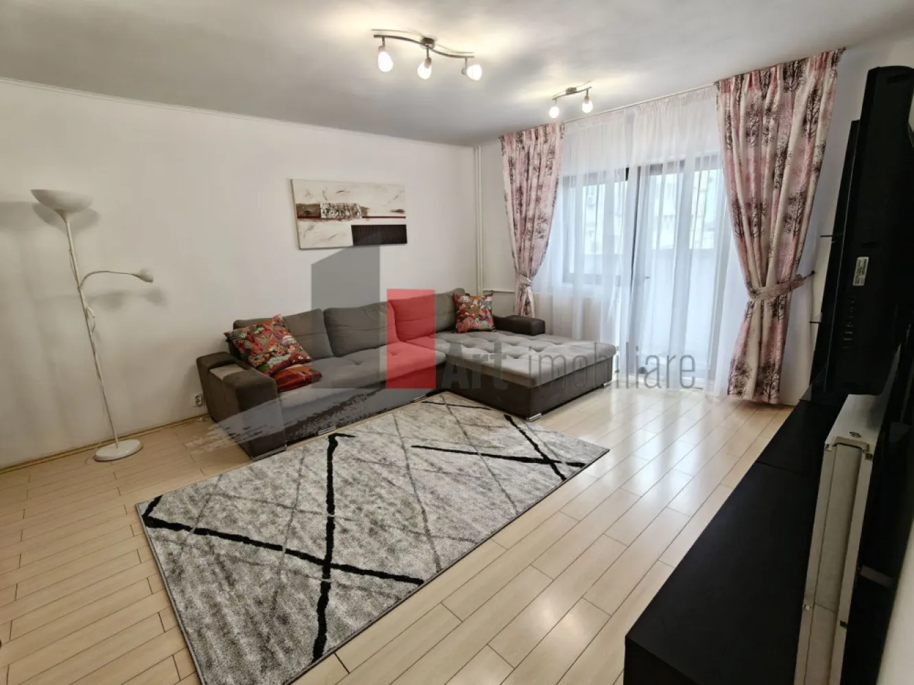 Apartament cu 2 camere de inchiriat-Mihai Bravu-Dristor-+loc de parcare - Apartament cu 2 camere de inchiriat situat in zona Mihai Bravu (Kaufland) – Dristor, Pet Friendly + Parcare inclusă

Se ofera spre închiriere un apartament de 2 camere, mobilat și utilat, de 60 mp, situat pe Șoseaua Mihai Bravu, vis-a-vis de Kaufland. 

Loc de parcare nominal inclus.

Acces la metrou: Poziționat între stațiile de Metrou Dristor (la 10 minute de mers pe jos) și Metrou Mihai Bravu (la 8 minute de mers pe jos).
Facilități în proximitate: Kaufland este peste drum

Detalii apartament: Etaj: 6 din 8 .
Configurație: 2 camere decomandate, bucătărie utilată, open cu holul, baie, balcon inchis de 4mp și spații de depozitare.

Pet Friendly: Accept animale de companie de talie mică (educate).

Dotări: Complet mobilat, mașină de spălat, frigider, aragaz, masină de spălat vase, hotă, 2 unitati de aer condiționat, internet DIGI.

Disponibilitate imediată, contract minim 1 an.