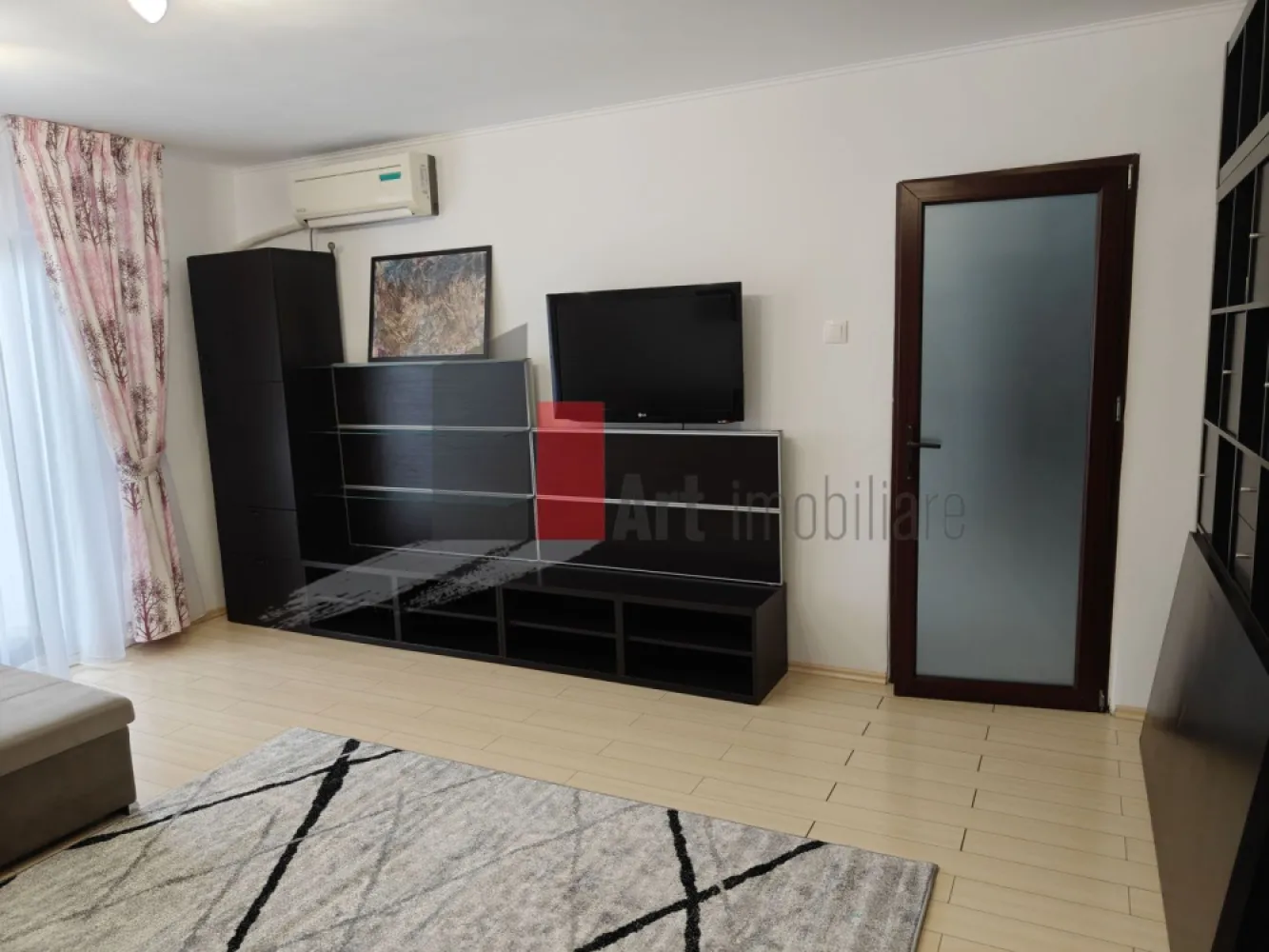 Apartament cu 2 camere de inchiriat-Mihai Bravu-Dristor-+loc de parcare - Apartament cu 2 camere de inchiriat situat in zona Mihai Bravu (Kaufland) – Dristor, Pet Friendly + Parcare inclusă

Se ofera spre închiriere un apartament de 2 camere, mobilat și utilat, de 60 mp, situat pe Șoseaua Mihai Bravu, vis-a-vis de Kaufland. 

Loc de parcare nominal inclus.

Acces la metrou: Poziționat între stațiile de Metrou Dristor (la 10 minute de mers pe jos) și Metrou Mihai Bravu (la 8 minute de mers pe jos).
Facilități în proximitate: Kaufland este peste drum

Detalii apartament: Etaj: 6 din 8 .
Configurație: 2 camere decomandate, bucătărie utilată, open cu holul, baie, balcon inchis de 4mp și spații de depozitare.

Pet Friendly: Accept animale de companie de talie mică (educate).

Dotări: Complet mobilat, mașină de spălat, frigider, aragaz, masină de spălat vase, hotă, 2 unitati de aer condiționat, internet DIGI.

Disponibilitate imediată, contract minim 1 an.