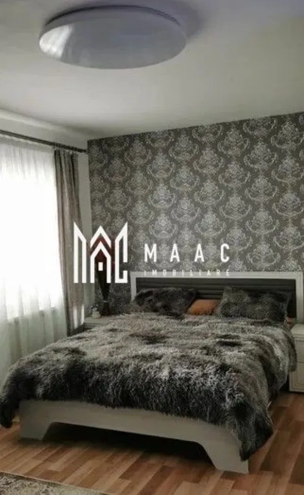 Apartament 3 camere | 2 Balcoane | Cisnadie - Se oferă spre vânzare un apartament cu 3 camere, decomandat, situat la etajul 2 din 4, într-un bloc izolat termic, localizat în Cisnădie, acces rapid către Sibiu.

3 camere 
2 balcoane (unul închis)
centrală termică proprie
geamuri termopan
loc de parcare în fața blocului

Zonă cu acces facil la: transport public, magazine, școli, farmacii etc.

Apartamentul se vinde complet mobilat și utilat

Totul este nou, cu garanții!

Pentru mai multe informații, specificați ca ați văzut anunțul cu ID: CP2509642.