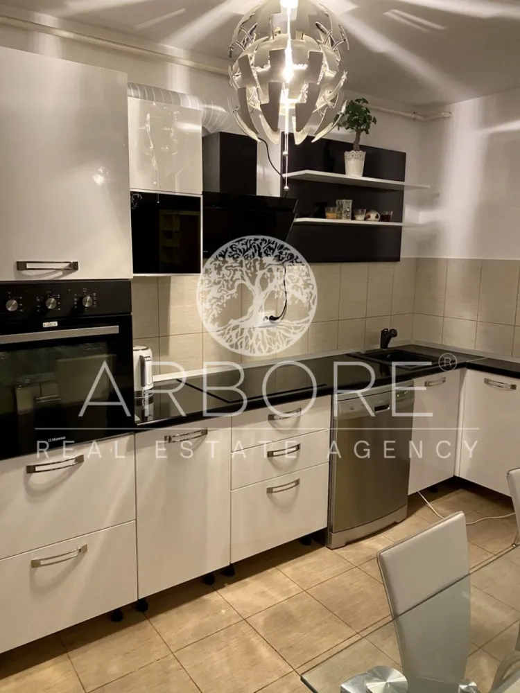 Apartament spațios 2 camere | Mobilat și utilat complet | Zona Pipera - Descoperiți o locuință modernă, gata de mutare, situată într-o zonă exclusivistă în apropierea pădurii și a principalelor artere de acces.

Detalii apartament:
2 camere foarte bine compartimentate
Living generos, mobilat cu gust: canapea extensibilă din piele + zonă de dining
Bucătărie complet echipată: cuptor electric, plită electrică, hotă performanta, chiuvetă și baterie de la Franke
Aer condiționat Samsung în zona de zi pentru confort termic optim
Dormitor elegant: pat din piele de la Mobexpert + dressing mare IKEA
Hol cu dressing generos, uși oglindă – spațiu excelent de depozitare
Două balcoane spațioase – ideale pentru relaxare sau momentul de socializare
Baie echipată cu cadă + maşină de spălat rufe cu uscător inclus
Imobilul oferă: pază 24/7, sistem CCTV, acces securizat (SMS) – siguranţă şi confort
Staţie de autobuz chiar în faţa blocului – acces facil la transport public
Zona are grădiniţe și şcoli în apropiere – ideal pentru locuire sau investiţie

De ce merită această zonă:
Acces rapid către centură / autostradă – ideal pentru deplasări către centru, aeroport, munte sau mare
Proximitate faţă de magazine mari şi centre comerciale: supermarket-uri, magazine de bricolaj, toate la îndemână
Zonă rezidenţială stabilă, apreciată şi în continuă dezvoltare – un plus pentru o investiţie pe termen mediu/lung

Concluzie:
Această proprietate este perfectă atât pentru cei care îşi doresc un loc de locuit elegant şi funcţional, cât şi pentru investitori care urmăresc o locaţie bine cotată. Mobilată şi utilată, cu două balcoane, într-o zonă cu facilităţi excelente – pregătită pentru mutare imediată.