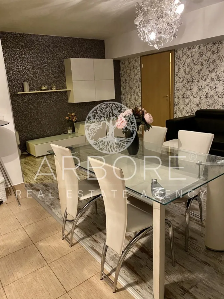 Apartament spațios 2 camere | Mobilat și utilat complet | Zona Pipera - Descoperiți o locuință modernă, gata de mutare, situată într-o zonă exclusivistă în apropierea pădurii și a principalelor artere de acces.

Detalii apartament:
2 camere foarte bine compartimentate
Living generos, mobilat cu gust: canapea extensibilă din piele + zonă de dining
Bucătărie complet echipată: cuptor electric, plită electrică, hotă performanta, chiuvetă și baterie de la Franke
Aer condiționat Samsung în zona de zi pentru confort termic optim
Dormitor elegant: pat din piele de la Mobexpert + dressing mare IKEA
Hol cu dressing generos, uși oglindă – spațiu excelent de depozitare
Două balcoane spațioase – ideale pentru relaxare sau momentul de socializare
Baie echipată cu cadă + maşină de spălat rufe cu uscător inclus
Imobilul oferă: pază 24/7, sistem CCTV, acces securizat (SMS) – siguranţă şi confort
Staţie de autobuz chiar în faţa blocului – acces facil la transport public
Zona are grădiniţe și şcoli în apropiere – ideal pentru locuire sau investiţie

De ce merită această zonă:
Acces rapid către centură / autostradă – ideal pentru deplasări către centru, aeroport, munte sau mare
Proximitate faţă de magazine mari şi centre comerciale: supermarket-uri, magazine de bricolaj, toate la îndemână
Zonă rezidenţială stabilă, apreciată şi în continuă dezvoltare – un plus pentru o investiţie pe termen mediu/lung

Concluzie:
Această proprietate este perfectă atât pentru cei care îşi doresc un loc de locuit elegant şi funcţional, cât şi pentru investitori care urmăresc o locaţie bine cotată. Mobilată şi utilată, cu două balcoane, într-o zonă cu facilităţi excelente – pregătită pentru mutare imediată.