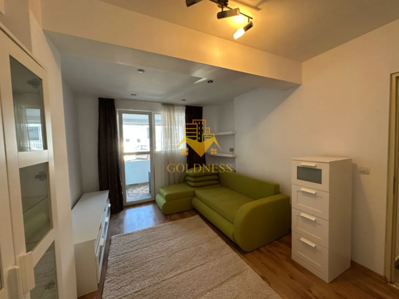 2 camere, Zorilor, Calea Turzii, Hotel Gala, Leroy Merlin, Panemar - GOLDNESS Imobiliare vă propune spre închiriere un apartament cu 2 camere complet mobilat și utilat, la Parter într-un imobil de 4 etaje, în Cartierul Zorilor.
Posibilitate de parcare în zona la liber.
Se află în apropierea stațiilor de transport în comun, magazine, restaurante, spații verzi, farmacii, etc. 

Apartamentul este compartimentat astfel:
 - dormitor cu pat matrimonial, dressing, noptiere
 - living cu canapea extensibilă 
 - bucătărie complet utilată și mobilată, loc de servit masa 
 - baie cu cabina de dus, calorifer port prosop și dulap pentru depozitare.
 - terasa de 10 mp.

Imobilul este dotat cu toate cele necesare- centrală proprie, frigider, aragaz, hotă, mașină de spălat haine, etc. 

Dacă sunteți interesați de acest apartament și doriți să îl vizionați, dar și pentru alte oferte nu ezitați să ne contactați telefonic sau prin e-mail. Vă stăm la dispoziție!
Pentru intermediere se percepe un comision de 50% din prețul chiriei!