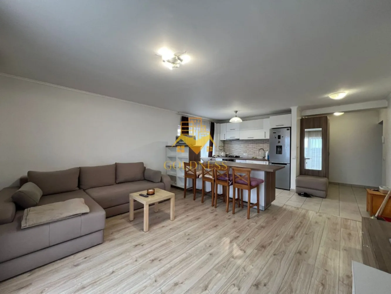 3 Camere, 2 Parcari, Pet Friendly, Cartier Zorilor, M.Eliade, UMF - GOLDNESS Imobiliare vă propune spre închiriere un apartament cu 3 camere semidecomandate complet mobilat și utilat, la etajul 3 într-un imobil de 4 etaje, în Cartierul Zorilor, Zona Clinica Ro-Neuro.
Dispune de 2 locuri de parcare - unul subteran si unul extrateran!
Se află în apropierea stațiilor de transport în comun, magazine, restaurante, spații verzi, farmacii, etc. 
Se accepta animale de talie mica! 

Apartamentul este compartimentat astfel:
 - dormitor cu pat matrimonial, dressing, noptiere, baie proprie cu vana
 - dormitor cu o canapea extensibila si spatii de depozitare
 - living cu bucatarie open space complet utilată și mobilată, canapea extensibilă, loc de servit masa 
 -1 baie cu cabina de dus, calorifer port prosop și dulap pentru depozitare.
 - 2 balcoane de 10 mp.

Imobilul este dotat cu toate cele necesare- centrală proprie, frigider, aragaz, hotă, mașină de spălat haine, masina de spalat vase, aer conditionat, etc. 

Dacă sunteți interesați de acest apartament și doriți să îl vizionați, dar și pentru alte oferte nu ezitați să ne contactați telefonic sau prin e-mail. Vă stăm la dispoziție!
Pentru intermediere se percepe un comision de 50% din prețul chiriei!