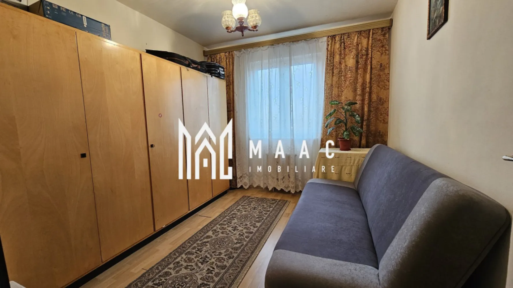 Apartament cu 2 camere | Balcon | Pivnita | zona Vasile Aaron - Va oferim spre vanzare un apartament in Vasile Aaron. Imobilul este compus din 2 camere semidecomandate spatioase si anume : dormitor, living spatios cu balcon inchis, bucatarie cu camara, hol, baie si pivinita spatioasa si cu rafturi. Apartamentul este insorit si va ofera o priveliste minunata spre muntii Fagaras. Centrala termica este noua , acoperisul este cu tigla . Pentru mai multe detalii, precizati telefonic ca ati vazut anuntul cu ID: CP1980058 }}