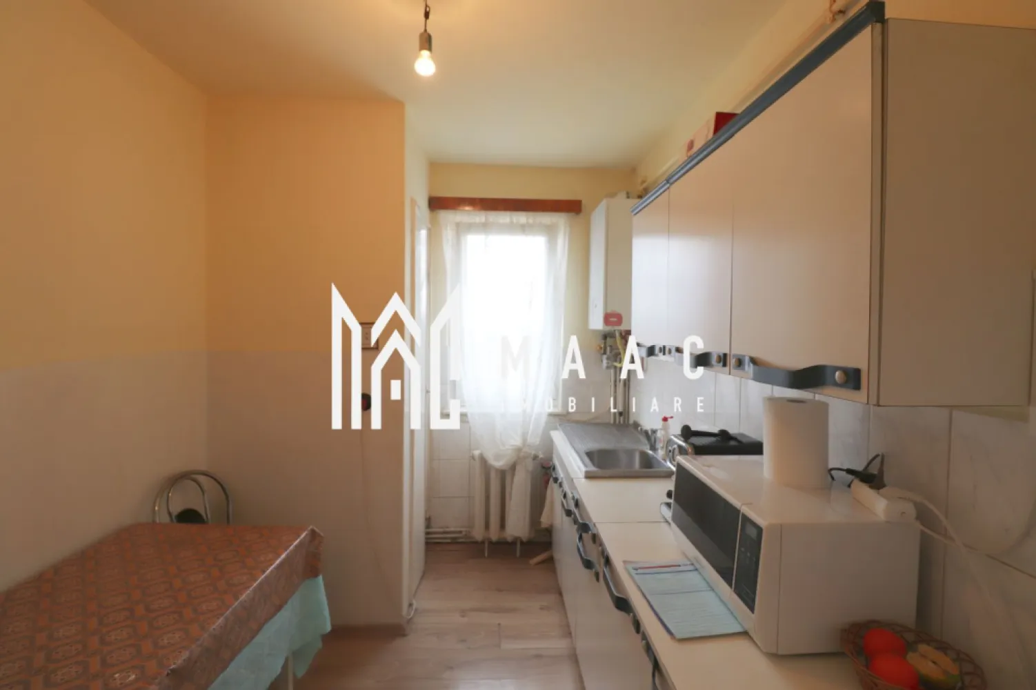 Apartament cu 2 camere | Balcon | Pivnita | zona Vasile Aaron - Va oferim spre vanzare un apartament in Vasile Aaron. Imobilul este compus din 2 camere semidecomandate spatioase si anume : dormitor, living spatios cu balcon inchis, bucatarie cu camara, hol, baie si pivinita spatioasa si cu rafturi. Apartamentul este insorit si va ofera o priveliste minunata spre muntii Fagaras. Centrala termica este noua , acoperisul este cu tigla . Pentru mai multe detalii, precizati telefonic ca ati vazut anuntul cu ID: CP1980058 }}
