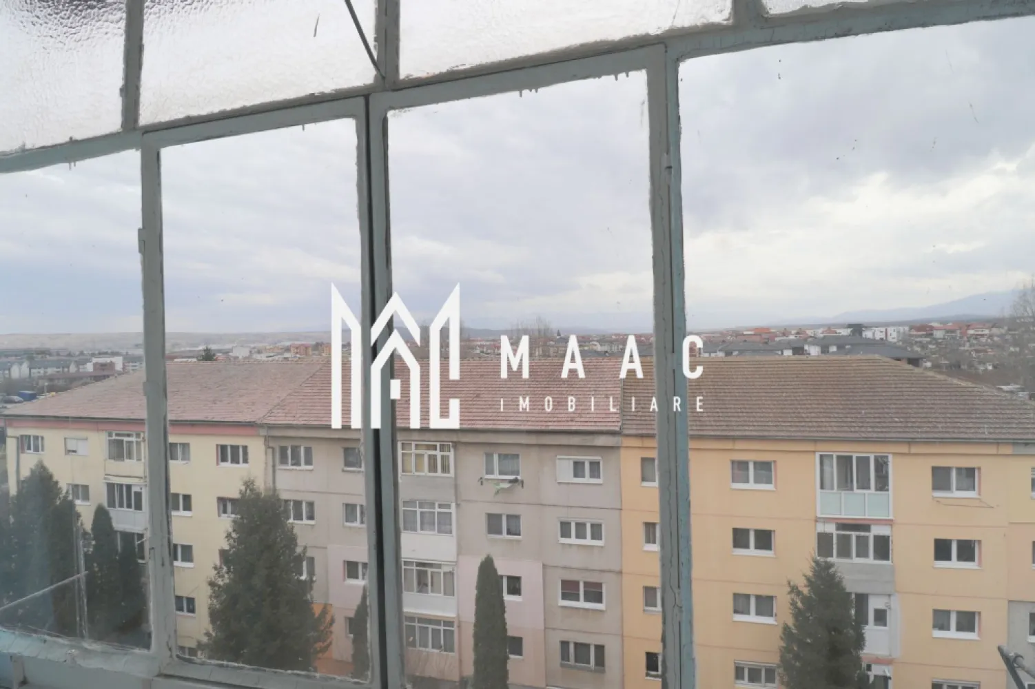 Apartament cu 2 camere | Balcon | Pivnita | zona Vasile Aaron - Va oferim spre vanzare un apartament in Vasile Aaron. Imobilul este compus din 2 camere semidecomandate spatioase si anume : dormitor, living spatios cu balcon inchis, bucatarie cu camara, hol, baie si pivinita spatioasa si cu rafturi. Apartamentul este insorit si va ofera o priveliste minunata spre muntii Fagaras. Centrala termica este noua , acoperisul este cu tigla . Pentru mai multe detalii, precizati telefonic ca ati vazut anuntul cu ID: CP1980058 }}