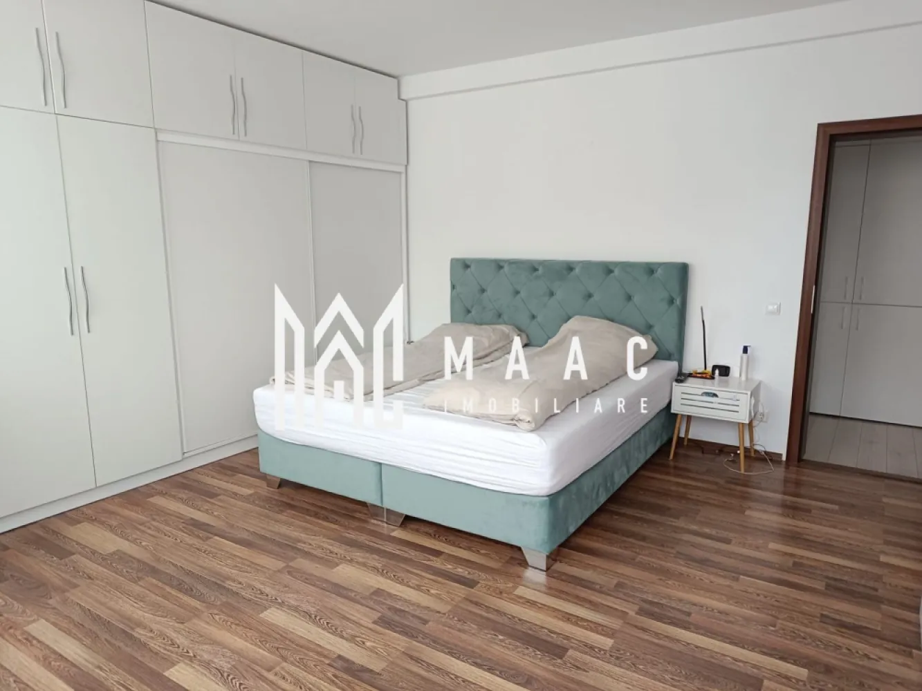 Apartament 3 camere | Etaj3 | Balcon | Pivnita | Valea Aurie - MAAC Imobiliarea va prezinta un apartament cu 3 camere decomandat, amplasat în zona Valea Aurie. Caracteristici: Etajul 3 din 4 într-o clădire solidă construită în 2009. Suprafață generoasă de 90 mp utili. Decomandat, oferind intimitate și flexibilitate. Balcon de 6 mp pentru relaxare în aer liber. Pivniță spațioasă de 20 pentru depozitare. Dotări și facilități: Centrală proprie și calorifere pentru confort termic optim. Opțiunea de achiziționare a unui garaj subteran suplimentar. Pentru mai multe informații sau pentru a programa o vizionare, nu ezitați să ne contactați, specificand ID CP1977676 }}