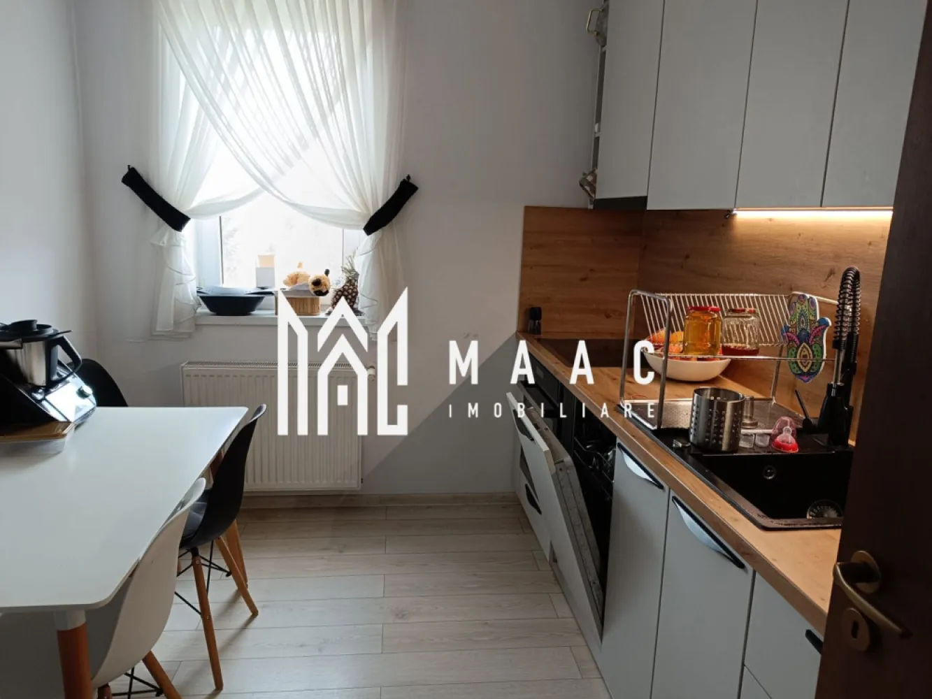 Apartament 3 camere | Etaj3 | Balcon | Pivnita | Valea Aurie - MAAC Imobiliarea va prezinta un apartament cu 3 camere decomandat, amplasat în zona Valea Aurie. Caracteristici: Etajul 3 din 4 într-o clădire solidă construită în 2009. Suprafață generoasă de 90 mp utili. Decomandat, oferind intimitate și flexibilitate. Balcon de 6 mp pentru relaxare în aer liber. Pivniță spațioasă de 20 pentru depozitare. Dotări și facilități: Centrală proprie și calorifere pentru confort termic optim. Opțiunea de achiziționare a unui garaj subteran suplimentar. Pentru mai multe informații sau pentru a programa o vizionare, nu ezitați să ne contactați, specificand ID CP1977676 }}