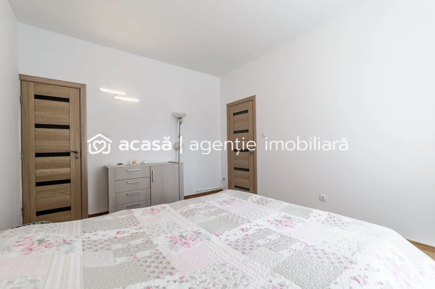 Apartament 2 camere spatios la casa individuala zona centrala - Vă invităm să descoperiți acest apartament spațios, situat într-o casă de construcție individuală, cu o curte comună într-un cartier liniștit din Parneava. 
Preț listare repoziționat la 79.900 euro de la 84.900.
Acest apartament de 2 camere decomandat, ideal pentru un cuplu tânăr sau o familie cu un copil, este situat la o casă cu curte comună și oferă confort sporit. Aflat într-o zonă centrală, te vei bucura de toate facilitățile urbane la doar câțiva pași distanță. Cu cei 96 mp construiți-2 camere și dressing, bucătărie închisă și o baie- plus o curte delimitata de 140 mp și renovarea totală din 2022, acest apartament reprezintă o oportunitate unică pentru cei în căutarea unei locuințe confortabile și moderne. Imaginați-vă cum puteți transforma acest spațiu generos într-un cămin cald și primitor, unde veți crea amintiri de neuitat alături de cei dragi. 
Nu ratați șansa de a deveni proprietarul acestui apartament minunat! Contactați-ne pentru mai multe detalii și pentru a programa o vizionare la 0724694458 Dorel Veres consultant imobiliar Acasă Arad/ARED Birou Centru.