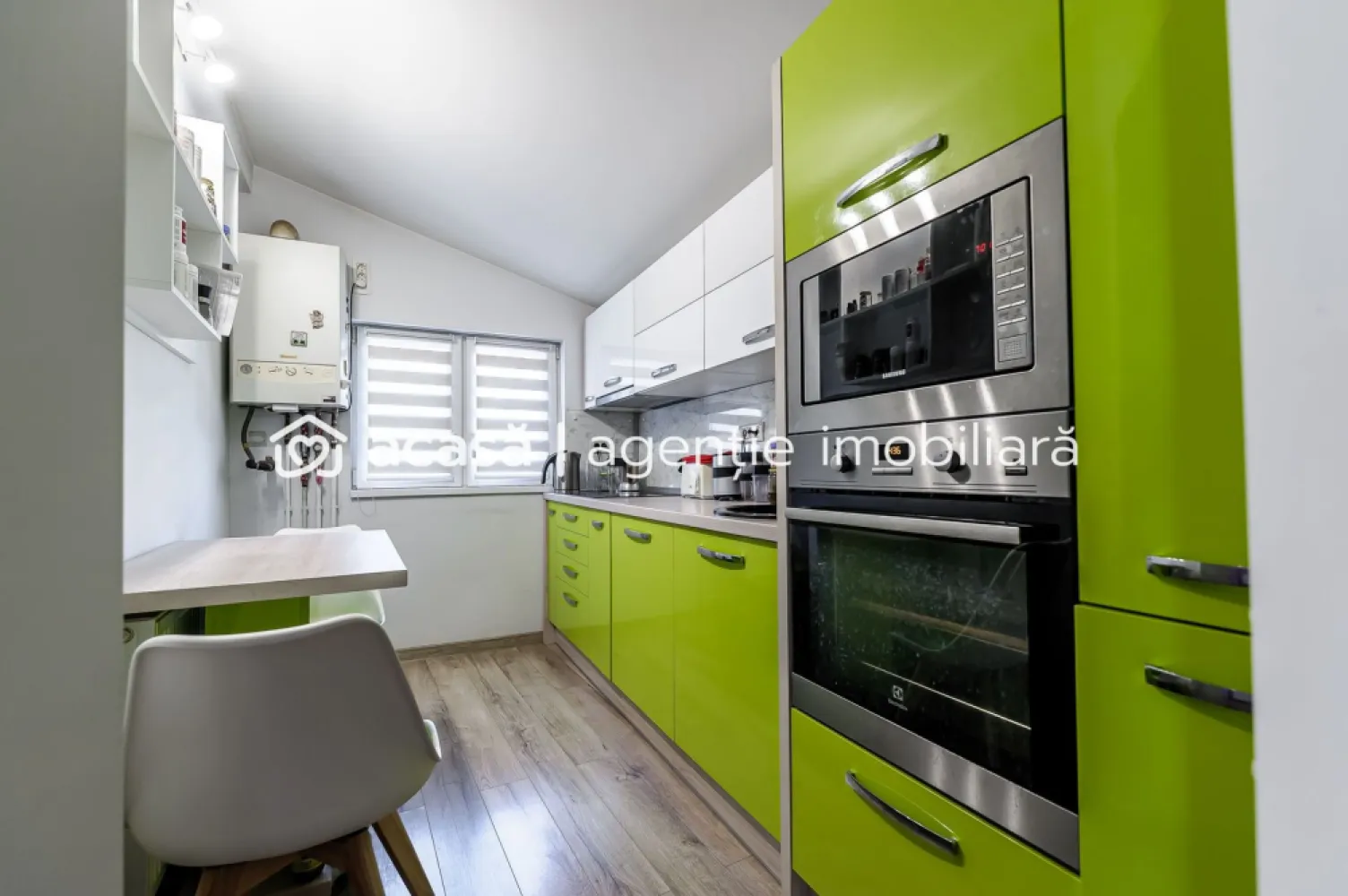 Apartament 2 camere spatios la casa individuala zona centrala - Vă invităm să descoperiți acest apartament spațios, situat într-o casă de construcție individuală, cu o curte comună într-un cartier liniștit din Parneava. 
Preț listare repoziționat la 79.900 euro de la 84.900.
Acest apartament de 2 camere decomandat, ideal pentru un cuplu tânăr sau o familie cu un copil, este situat la o casă cu curte comună și oferă confort sporit. Aflat într-o zonă centrală, te vei bucura de toate facilitățile urbane la doar câțiva pași distanță. Cu cei 96 mp construiți-2 camere și dressing, bucătărie închisă și o baie- plus o curte delimitata de 140 mp și renovarea totală din 2022, acest apartament reprezintă o oportunitate unică pentru cei în căutarea unei locuințe confortabile și moderne. Imaginați-vă cum puteți transforma acest spațiu generos într-un cămin cald și primitor, unde veți crea amintiri de neuitat alături de cei dragi. 
Nu ratați șansa de a deveni proprietarul acestui apartament minunat! Contactați-ne pentru mai multe detalii și pentru a programa o vizionare la 0724694458 Dorel Veres consultant imobiliar Acasă Arad/ARED Birou Centru.